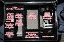 Rimowa 374.02\n\nFoto von einem netten User der namentlich hier nicht genannt werden mchte.\n\nKommentar des Nutzers:\nanbei erhlst du die Fotos mit mglicher Packliste. Da die Innenwnde als Bausatz dabei gibt, kann sich beliebig die Innenraumeinteilung selbst gestalten. Der graue Noppenschaumstoff ist nicht im Lieferumfang. Den hab ich mir zur Sicherheit noch da reingelegt.  \nHatte nochwas ausm Musikstudio brig.