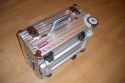 Rimowa Trolley 382.03\n\nFoto von einem Anonymen User - VIELEN DANK!\n\nKommentar des Nutzers:\n\nHallo Jrg,\n \nals fleissiger Leser von DForum und DSLR-Forum bin ich an deiner Seite nicht vorbeigekommen, sie hat mir auch schon hin und wieder bei der Entscheidungsfindung geholfen :) Anbei schicke ich dir ein paar Bilder von meinem Rimowa Trolley 382.03, der kleinsten Version der schnen Alu-Trolleys, da ich auf Taschenfreak bisher nur ein Foto davon finden kann.\nIch hab sie jetzt mal in der selben Gre gespeichert, wie du sie auf der Seite hast, ich hoffe das geht in Ordnung.\n \nmfg,