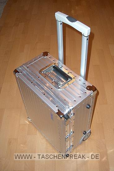 Rimowa Trolley 382.03\n\nFoto von einem Anonymen User - VIELEN DANK!\n\nKommentar des Nutzers:\n\nHallo Jörg,\n \nals fleissiger Leser von DForum und DSLR-Forum bin ich an deiner Seite nicht vorbeigekommen, sie hat mir auch schon hin und wieder bei der Entscheidungsfindung geholfen :) Anbei schicke ich dir ein paar Bilder von meinem Rimowa Trolley 382.03, der kleinsten Version der schönen Alu-Trolleys, da ich auf Taschenfreak bisher nur ein Foto davon finden kann.\nIch hab sie jetzt mal in der selben Größe gespeichert, wie du sie auf der Seite hast, ich hoffe das geht in Ordnung.\n \nmfg,
