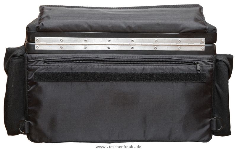 RIMOWA ULTRALIGHT (der Grosse!)\n\nFoto und Text von Michael Jansen - VIELEN DANK!\n\nKommentar:\n\nHallo Jrg!\n\nGr dich ;-)\n\n\nIch verkaufe gerade einen Rimowa Fotokoffer. \nltere, groe Ausfhrung. \nMae:\nInnen: ca. 450 x 250 x 240 mm.\nAuen: ca. 630 x 320 x 320 mm.\n\nBilder siehe Anhang!\n\nZum Koffer mu ich eigentlich nicht viel schreiben, \ndie Bilder sprechen fr sich. \nDer Hersteller hat damals den Koffer damit beworben, \ndass sich ein Elefant dafauf stellen kann. \nAlso meine 125 kg passen verteilt auf Schuhgre 46 extrem locker drauf. ;-)\nUnkaputtbar das Teil!\nIm Koffer befindet sich rechts oben in der Ecke ein 100-400 und man kann sehen das da noch Luft nach oben ist. \nEs passt sogar ein 500/4.0IS rein.\n \nWenn Du Lust hast darfst du die Bilder in deine Datenbank aufnehmen und puplizieren.\nMein Name darf dabei verffentlicht werden.\n\n\nBis dann und danke!\n\n\nMit freundlichen Gren aus Neuss am Niederrhein\nMichael Jansen \n(alias "mija" aus dem dforum)