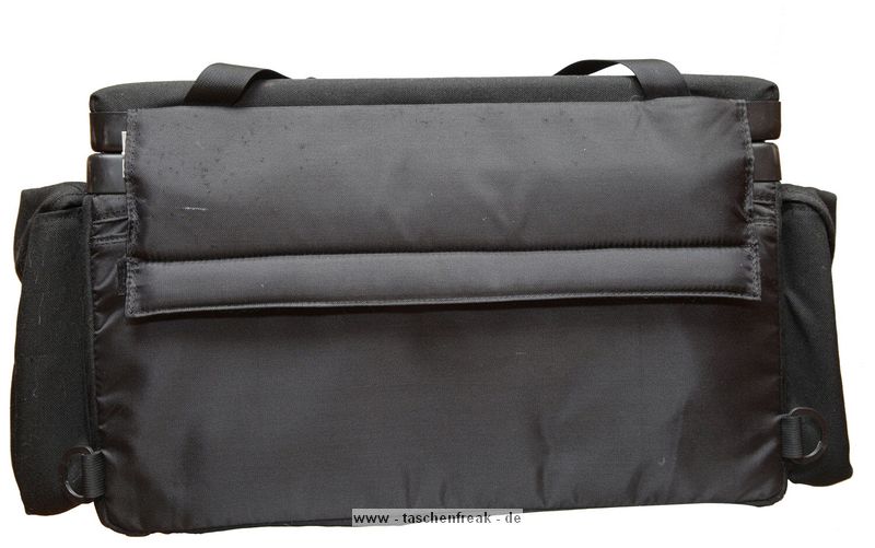 RIMOWA ULTRALIGHT (der Grosse!)\n\nFoto und Text von Michael Jansen - VIELEN DANK!\n\nKommentar:\n\nHallo Jrg!\n\nGr dich ;-)\n\n\nIch verkaufe gerade einen Rimowa Fotokoffer. \nltere, groe Ausfhrung. \nMae:\nInnen: ca. 450 x 250 x 240 mm.\nAuen: ca. 630 x 320 x 320 mm.\n\nBilder siehe Anhang!\n\nZum Koffer mu ich eigentlich nicht viel schreiben, \ndie Bilder sprechen fr sich. \nDer Hersteller hat damals den Koffer damit beworben, \ndass sich ein Elefant dafauf stellen kann. \nAlso meine 125 kg passen verteilt auf Schuhgre 46 extrem locker drauf. ;-)\nUnkaputtbar das Teil!\nIm Koffer befindet sich rechts oben in der Ecke ein 100-400 und man kann sehen das da noch Luft nach oben ist. \nEs passt sogar ein 500/4.0IS rein.\n \nWenn Du Lust hast darfst du die Bilder in deine Datenbank aufnehmen und puplizieren.\nMein Name darf dabei verffentlicht werden.\n\n\nBis dann und danke!\n\n\nMit freundlichen Gren aus Neuss am Niederrhein\nMichael Jansen \n(alias "mija" aus dem dforum)