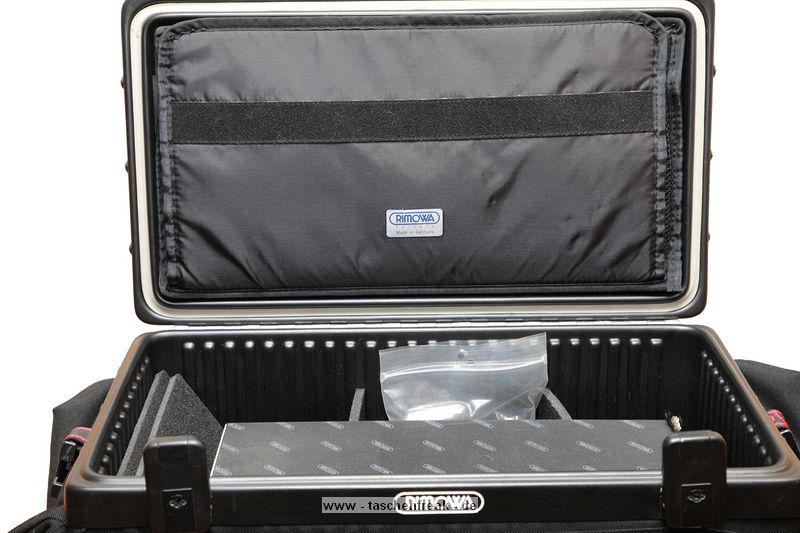 RIMOWA ULTRALIGHT (der Grosse!)\n\nFoto und Text von Michael Jansen - VIELEN DANK!\n\nKommentar:\n\nHallo Jrg!\n\nGr dich ;-)\n\n\nIch verkaufe gerade einen Rimowa Fotokoffer. \nltere, groe Ausfhrung. \nMae:\nInnen: ca. 450 x 250 x 240 mm.\nAuen: ca. 630 x 320 x 320 mm.\n\nBilder siehe Anhang!\n\nZum Koffer mu ich eigentlich nicht viel schreiben, \ndie Bilder sprechen fr sich. \nDer Hersteller hat damals den Koffer damit beworben, \ndass sich ein Elefant dafauf stellen kann. \nAlso meine 125 kg passen verteilt auf Schuhgre 46 extrem locker drauf. ;-)\nUnkaputtbar das Teil!\nIm Koffer befindet sich rechts oben in der Ecke ein 100-400 und man kann sehen das da noch Luft nach oben ist. \nEs passt sogar ein 500/4.0IS rein.\n \nWenn Du Lust hast darfst du die Bilder in deine Datenbank aufnehmen und puplizieren.\nMein Name darf dabei verffentlicht werden.\n\n\nBis dann und danke!\n\n\nMit freundlichen Gren aus Neuss am Niederrhein\nMichael Jansen \n(alias "mija" aus dem dforum)