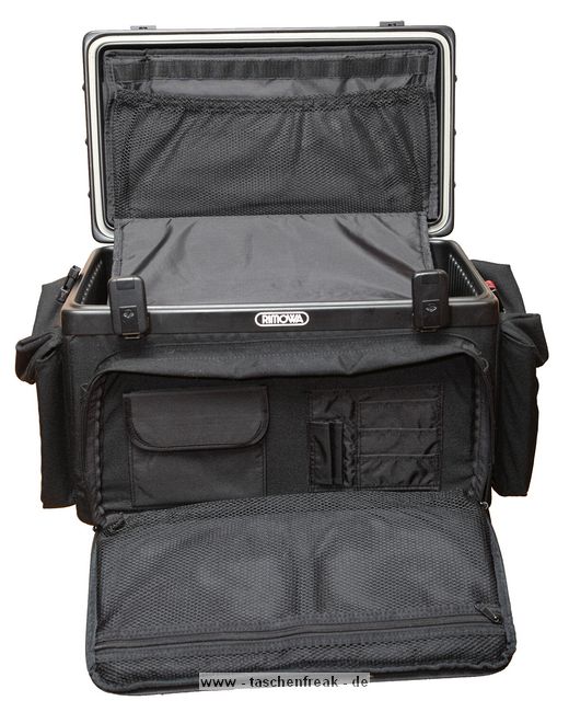 RIMOWA ULTRALIGHT (der Grosse!)\n\nFoto und Text von Michael Jansen - VIELEN DANK!\n\nKommentar:\n\nHallo Jörg!\n\nGrüß dich ;-)\n\n\nIch verkaufe gerade einen Rimowa Fotokoffer. \nÄltere, große Ausführung. \nMaße:\nInnen: ca. 450 x 250 x 240 mm.\nAußen: ca. 630 x 320 x 320 mm.\n\nBilder siehe Anhang!\n\nZum Koffer muß ich eigentlich nicht viel schreiben, \ndie Bilder sprechen für sich. \nDer Hersteller hat damals den Koffer damit beworben, \ndass sich ein Elefant dafauf stellen kann. \nAlso meine 125 kg passen verteilt auf Schuhgröße 46 extrem locker drauf. ;-)\nUnkaputtbar das Teil!\nIm Koffer befindet sich rechts oben in der Ecke ein 100-400 und man kann sehen das da noch Luft nach oben ist. \nEs passt sogar ein 500/4.0IS rein.\n \nWenn Du Lust hast darfst du die Bilder in deine Datenbank aufnehmen und puplizieren.\nMein Name darf dabei veröffentlicht werden.\n\n\nBis dann und danke!\n\n\nMit freundlichen Grüßen aus Neuss am Niederrhein\nMichael Jansen \n(alias "mija" aus dem dforum)