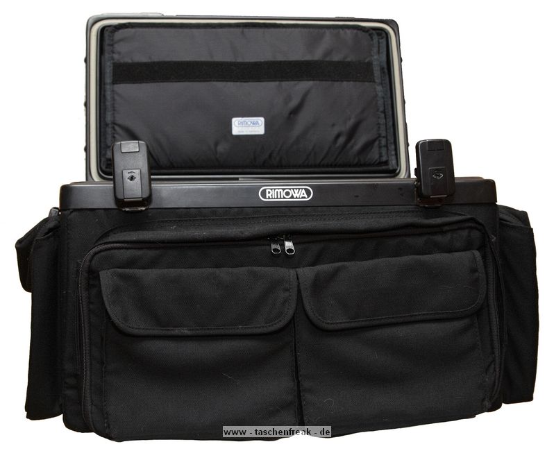 RIMOWA ULTRALIGHT (der Grosse!)\n\nFoto und Text von Michael Jansen - VIELEN DANK!\n\nKommentar:\n\nHallo Jrg!\n\nGr dich ;-)\n\n\nIch verkaufe gerade einen Rimowa Fotokoffer. \nltere, groe Ausfhrung. \nMae:\nInnen: ca. 450 x 250 x 240 mm.\nAuen: ca. 630 x 320 x 320 mm.\n\nBilder siehe Anhang!\n\nZum Koffer mu ich eigentlich nicht viel schreiben, \ndie Bilder sprechen fr sich. \nDer Hersteller hat damals den Koffer damit beworben, \ndass sich ein Elefant dafauf stellen kann. \nAlso meine 125 kg passen verteilt auf Schuhgre 46 extrem locker drauf. ;-)\nUnkaputtbar das Teil!\nIm Koffer befindet sich rechts oben in der Ecke ein 100-400 und man kann sehen das da noch Luft nach oben ist. \nEs passt sogar ein 500/4.0IS rein.\n \nWenn Du Lust hast darfst du die Bilder in deine Datenbank aufnehmen und puplizieren.\nMein Name darf dabei verffentlicht werden.\n\n\nBis dann und danke!\n\n\nMit freundlichen Gren aus Neuss am Niederrhein\nMichael Jansen \n(alias "mija" aus dem dforum)