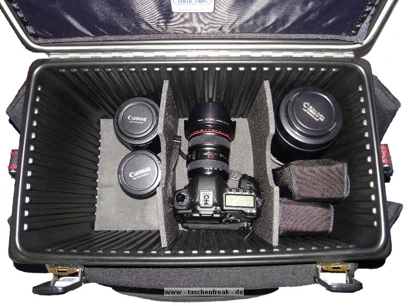 RIMOWA ULTRALIGHT (der Grosse!)\n\nFoto und Text von Michael Jansen - VIELEN DANK!\n\nKommentar:\n\nHallo Jrg!\n\nGr dich ;-)\n\n\nIch verkaufe gerade einen Rimowa Fotokoffer. \nltere, groe Ausfhrung. \nMae:\nInnen: ca. 450 x 250 x 240 mm.\nAuen: ca. 630 x 320 x 320 mm.\n\nBilder siehe Anhang!\n\nZum Koffer mu ich eigentlich nicht viel schreiben, \ndie Bilder sprechen fr sich. \nDer Hersteller hat damals den Koffer damit beworben, \ndass sich ein Elefant dafauf stellen kann. \nAlso meine 125 kg passen verteilt auf Schuhgre 46 extrem locker drauf. ;-)\nUnkaputtbar das Teil!\nIm Koffer befindet sich rechts oben in der Ecke ein 100-400 und man kann sehen das da noch Luft nach oben ist. \nEs passt sogar ein 500/4.0IS rein.\n \nWenn Du Lust hast darfst du die Bilder in deine Datenbank aufnehmen und puplizieren.\nMein Name darf dabei verffentlicht werden.\n\n\nBis dann und danke!\n\n\nMit freundlichen Gren aus Neuss am Niederrhein\nMichael Jansen \n(alias "mija" aus dem dforum)