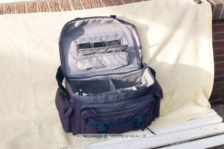 ROWI CARGO\n\nFoto von Dieter Schrder - VIELEN DANK!\n\nKommentar des Nutzers:\n\nSeinerzeit eine der grten Tasche berhaupt War in Blau und Braun und Grau erhltlich.\nFr zwei Gehuse und 4-6 Objektive + Blitzgert,  6 Filter + Filmtasche im Deckel eingeklettet. \nDoppelte Vortasche und zwei seitliche Taschen.\nZugang auf der Krperseite zu einem Fach fr grosse Objektive.\nDeckel ist mit Holz verstrkt, ebenso der Boden.\nSie war wasserdicht und stand auch schon mal 10cm im Wasser nach einem Platzregen. Nichts passiert ;-)))