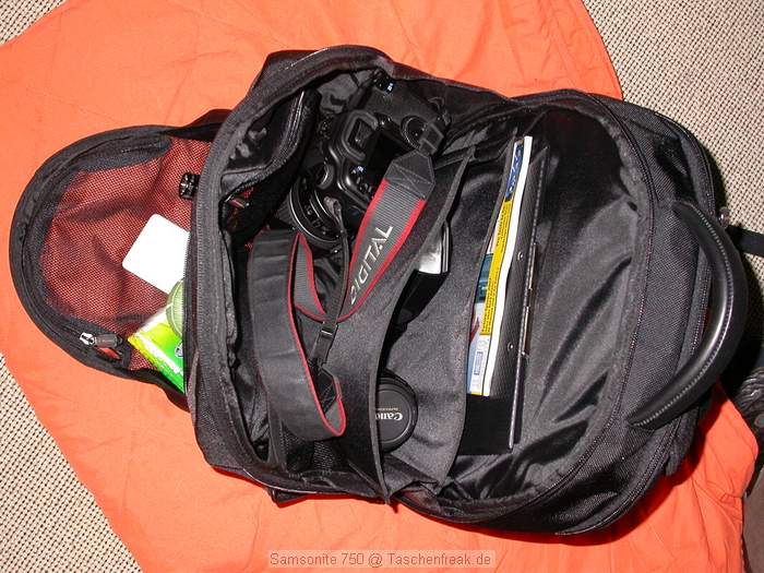Samsonite 750\n\nFoto von Alexander Jensko - VIELEN DANK!\n\nKommentar des Nutzers:\n\nDer Rucksack Samsonite 750 Series / PRO-DLX ist eigentlich\nkeine Fototasche im strikten Sinne. Vielmehr handelt es sich\num einen vorzglich verarbeiteten, fein daherkommenden\nRucksack, der sowohl an der Uni als auch in einem\nMeeting-Raum eine gute Figut macht  ohne sich im tglichen\nCity-Jungle-Fight geschlagen geben zu mssen.\nIm hinteren Fach, also zum Rcken hin, findet ein Laptop\nsamt etwas Zubehr Platz. Mein PowerBook 15,4" passt rein \nund es bleibt noch Platz fr ein-zwei Hefte.\nIm vorderen Fach gibt es, wie bei solchen Rucscken blich,\njede Menge Fcher fr alles Mgliche: Schreibgerte,\nMoleskines, Leathermen, Taschenlampen, Akkus  was man\nheutzutage halt so alles braucht. Natrlich auch\nTaschentcher etc. passen hinein, und es gibt wirklich\n_viele_ Mglichkeiten, _viel_ Zeug zu verstauen.\nFr uns Fotografen drfte das mittlere Fach interessant\nsein. Normalerweise vermutlich fr Ordner und\nhnliches Business-Zeug vorgesehen, fasst das Fah aber\nlocker  und sicher  eine 30D mit zwei Objektiven und einem\n580EX. Ein-zwei weitere Objektive gingen auch noch und es\nbliebe dennoch Platz fr die Jubilumsausgabe von TEMPO.\nWie trgt sich das Ganze? Erstaunlich bequem, erstaunlich\ngut balanciert. Es scheuert nichts, es klemmt nichts. \nSowohl an einer Goretex-Jacke als an einer Wachsjacke gibt \nes keine Probleme mit dem hchstwertigen Ballistic Nylon. \nDie Polsterung ist genau richtig. Nettes Detail, \nSamsonite-typisch: die Schultergurte lassen sich im\nRckenpolster verstauen, somit wird aus dem Rucksack eine\nTasche, die sich dank des starken Griffes aus Nappa-Leder\nauch so in der Hand bequem tragen lsst. Auch Teile des\nBodens sid mit Nappa-Leder appliziert.\nAls Fototasche im Fotografenalltag wre der Rucksack\nvielleicht nicht so praktisch. Als Rucksack fr Reise \nund fr Flge (Handgepck!) mit allem Ntigen dabei  grandios.