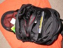 Samsonite 750\n\nFoto von Alexander Jensko - VIELEN DANK!\n\nKommentar des Nutzers:\n\nDer Rucksack Samsonite 750 Series / PRO-DLX ist eigentlich\nkeine Fototasche im strikten Sinne. Vielmehr handelt es sich\num einen vorzüglich verarbeiteten, fein daherkommenden\nRucksack, der sowohl an der Uni als auch in einem\nMeeting-Raum eine gute Figut macht – ohne sich im täglichen\nCity-Jungle-Fight geschlagen geben zu müssen.\nIm hinteren Fach, also zum Rücken hin, findet ein Laptop\nsamt etwas Zubehör Platz. Mein PowerBook 15,4" passt rein \nund es bleibt noch Platz für ein-zwei Hefte.\nIm vorderen Fach gibt es, wie bei solchen Rucsäcken üblich,\njede Menge Fächer für alles Mögliche: Schreibgeräte,\nMoleskines, Leathermen, Taschenlampen, Akkus – was man\nheutzutage halt so alles braucht. Natürlich auch\nTaschentücher etc. passen hinein, und es gibt wirklich\n_viele_ Möglichkeiten, _viel_ Zeug zu verstauen.\nFür uns Fotografen dürfte das mittlere Fach interessant\nsein. Normalerweise vermutlich für Ordner und\nähnliches Business-Zeug vorgesehen, fasst das Fah aber\nlocker – und sicher – eine 30D mit zwei Objektiven und einem\n580EX. Ein-zwei weitere Objektive gingen auch noch und es\nbliebe dennoch Platz für die Jubiläumsausgabe von TEMPO.\nWie trägt sich das Ganze? Erstaunlich bequem, erstaunlich\ngut balanciert. Es scheuert nichts, es klemmt nichts. \nSowohl an einer Goretex-Jacke als an einer Wachsjacke gibt \nes keine Probleme mit dem höchstwertigen Ballistic Nylon. \nDie Polsterung ist genau richtig. Nettes Detail, \nSamsonite-typisch: die Schultergurte lassen sich im\nRückenpolster verstauen, somit wird aus dem Rucksack eine\nTasche, die sich dank des starken Griffes aus Nappa-Leder\nauch so in der Hand bequem tragen lässt. Auch Teile des\nBodens sid mit Nappa-Leder appliziert.\nAls Fototasche im Fotografenalltag wäre der Rucksack\nvielleicht nicht so praktisch. Als Rucksack für Reise \nund für Flüge (Handgepäck!) mit allem Nötigen dabei – grandios.