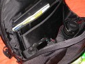 Samsonite 750\n\nFoto von Alexander Jensko - VIELEN DANK!\n\nKommentar des Nutzers:\n\nDer Rucksack Samsonite 750 Series / PRO-DLX ist eigentlich\nkeine Fototasche im strikten Sinne. Vielmehr handelt es sich\num einen vorzüglich verarbeiteten, fein daherkommenden\nRucksack, der sowohl an der Uni als auch in einem\nMeeting-Raum eine gute Figut macht – ohne sich im täglichen\nCity-Jungle-Fight geschlagen geben zu müssen.\nIm hinteren Fach, also zum Rücken hin, findet ein Laptop\nsamt etwas Zubehör Platz. Mein PowerBook 15,4" passt rein \nund es bleibt noch Platz für ein-zwei Hefte.\nIm vorderen Fach gibt es, wie bei solchen Rucsäcken üblich,\njede Menge Fächer für alles Mögliche: Schreibgeräte,\nMoleskines, Leathermen, Taschenlampen, Akkus – was man\nheutzutage halt so alles braucht. Natürlich auch\nTaschentücher etc. passen hinein, und es gibt wirklich\n_viele_ Möglichkeiten, _viel_ Zeug zu verstauen.\nFür uns Fotografen dürfte das mittlere Fach interessant\nsein. Normalerweise vermutlich für Ordner und\nähnliches Business-Zeug vorgesehen, fasst das Fah aber\nlocker – und sicher – eine 30D mit zwei Objektiven und einem\n580EX. Ein-zwei weitere Objektive gingen auch noch und es\nbliebe dennoch Platz für die Jubiläumsausgabe von TEMPO.\nWie trägt sich das Ganze? Erstaunlich bequem, erstaunlich\ngut balanciert. Es scheuert nichts, es klemmt nichts. \nSowohl an einer Goretex-Jacke als an einer Wachsjacke gibt \nes keine Probleme mit dem höchstwertigen Ballistic Nylon. \nDie Polsterung ist genau richtig. Nettes Detail, \nSamsonite-typisch: die Schultergurte lassen sich im\nRückenpolster verstauen, somit wird aus dem Rucksack eine\nTasche, die sich dank des starken Griffes aus Nappa-Leder\nauch so in der Hand bequem tragen lässt. Auch Teile des\nBodens sid mit Nappa-Leder appliziert.\nAls Fototasche im Fotografenalltag wäre der Rucksack\nvielleicht nicht so praktisch. Als Rucksack für Reise \nund für Flüge (Handgepäck!) mit allem Nötigen dabei – grandios.