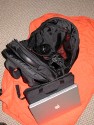 Samsonite 750\n\nFoto von Alexander Jensko - VIELEN DANK!\n\nKommentar des Nutzers:\n\nDer Rucksack Samsonite 750 Series / PRO-DLX ist eigentlich\nkeine Fototasche im strikten Sinne. Vielmehr handelt es sich\num einen vorzüglich verarbeiteten, fein daherkommenden\nRucksack, der sowohl an der Uni als auch in einem\nMeeting-Raum eine gute Figut macht – ohne sich im täglichen\nCity-Jungle-Fight geschlagen geben zu müssen.\nIm hinteren Fach, also zum Rücken hin, findet ein Laptop\nsamt etwas Zubehör Platz. Mein PowerBook 15,4" passt rein \nund es bleibt noch Platz für ein-zwei Hefte.\nIm vorderen Fach gibt es, wie bei solchen Rucsäcken üblich,\njede Menge Fächer für alles Mögliche: Schreibgeräte,\nMoleskines, Leathermen, Taschenlampen, Akkus – was man\nheutzutage halt so alles braucht. Natürlich auch\nTaschentücher etc. passen hinein, und es gibt wirklich\n_viele_ Möglichkeiten, _viel_ Zeug zu verstauen.\nFür uns Fotografen dürfte das mittlere Fach interessant\nsein. Normalerweise vermutlich für Ordner und\nähnliches Business-Zeug vorgesehen, fasst das Fah aber\nlocker – und sicher – eine 30D mit zwei Objektiven und einem\n580EX. Ein-zwei weitere Objektive gingen auch noch und es\nbliebe dennoch Platz für die Jubiläumsausgabe von TEMPO.\nWie trägt sich das Ganze? Erstaunlich bequem, erstaunlich\ngut balanciert. Es scheuert nichts, es klemmt nichts. \nSowohl an einer Goretex-Jacke als an einer Wachsjacke gibt \nes keine Probleme mit dem höchstwertigen Ballistic Nylon. \nDie Polsterung ist genau richtig. Nettes Detail, \nSamsonite-typisch: die Schultergurte lassen sich im\nRückenpolster verstauen, somit wird aus dem Rucksack eine\nTasche, die sich dank des starken Griffes aus Nappa-Leder\nauch so in der Hand bequem tragen lässt. Auch Teile des\nBodens sid mit Nappa-Leder appliziert.\nAls Fototasche im Fotografenalltag wäre der Rucksack\nvielleicht nicht so praktisch. Als Rucksack für Reise \nund für Flüge (Handgepäck!) mit allem Nötigen dabei – grandios.