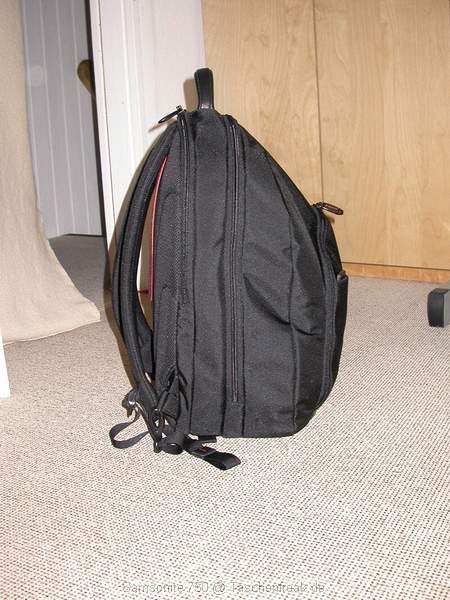 Samsonite 750\n\nFoto von Alexander Jensko - VIELEN DANK!\n\nKommentar des Nutzers:\n\nDer Rucksack Samsonite 750 Series / PRO-DLX ist eigentlich\nkeine Fototasche im strikten Sinne. Vielmehr handelt es sich\num einen vorzglich verarbeiteten, fein daherkommenden\nRucksack, der sowohl an der Uni als auch in einem\nMeeting-Raum eine gute Figut macht  ohne sich im tglichen\nCity-Jungle-Fight geschlagen geben zu mssen.\nIm hinteren Fach, also zum Rcken hin, findet ein Laptop\nsamt etwas Zubehr Platz. Mein PowerBook 15,4" passt rein \nund es bleibt noch Platz fr ein-zwei Hefte.\nIm vorderen Fach gibt es, wie bei solchen Rucscken blich,\njede Menge Fcher fr alles Mgliche: Schreibgerte,\nMoleskines, Leathermen, Taschenlampen, Akkus  was man\nheutzutage halt so alles braucht. Natrlich auch\nTaschentcher etc. passen hinein, und es gibt wirklich\n_viele_ Mglichkeiten, _viel_ Zeug zu verstauen.\nFr uns Fotografen drfte das mittlere Fach interessant\nsein. Normalerweise vermutlich fr Ordner und\nhnliches Business-Zeug vorgesehen, fasst das Fah aber\nlocker  und sicher  eine 30D mit zwei Objektiven und einem\n580EX. Ein-zwei weitere Objektive gingen auch noch und es\nbliebe dennoch Platz fr die Jubilumsausgabe von TEMPO.\nWie trgt sich das Ganze? Erstaunlich bequem, erstaunlich\ngut balanciert. Es scheuert nichts, es klemmt nichts. \nSowohl an einer Goretex-Jacke als an einer Wachsjacke gibt \nes keine Probleme mit dem hchstwertigen Ballistic Nylon. \nDie Polsterung ist genau richtig. Nettes Detail, \nSamsonite-typisch: die Schultergurte lassen sich im\nRckenpolster verstauen, somit wird aus dem Rucksack eine\nTasche, die sich dank des starken Griffes aus Nappa-Leder\nauch so in der Hand bequem tragen lsst. Auch Teile des\nBodens sid mit Nappa-Leder appliziert.\nAls Fototasche im Fotografenalltag wre der Rucksack\nvielleicht nicht so praktisch. Als Rucksack fr Reise \nund fr Flge (Handgepck!) mit allem Ntigen dabei  grandios.