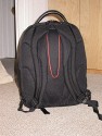 Samsonite 750\n\nFoto von Alexander Jensko - VIELEN DANK!\n\nKommentar des Nutzers:\n\nDer Rucksack Samsonite 750 Series / PRO-DLX ist eigentlich\nkeine Fototasche im strikten Sinne. Vielmehr handelt es sich\num einen vorzüglich verarbeiteten, fein daherkommenden\nRucksack, der sowohl an der Uni als auch in einem\nMeeting-Raum eine gute Figut macht – ohne sich im täglichen\nCity-Jungle-Fight geschlagen geben zu müssen.\nIm hinteren Fach, also zum Rücken hin, findet ein Laptop\nsamt etwas Zubehör Platz. Mein PowerBook 15,4" passt rein \nund es bleibt noch Platz für ein-zwei Hefte.\nIm vorderen Fach gibt es, wie bei solchen Rucsäcken üblich,\njede Menge Fächer für alles Mögliche: Schreibgeräte,\nMoleskines, Leathermen, Taschenlampen, Akkus – was man\nheutzutage halt so alles braucht. Natürlich auch\nTaschentücher etc. passen hinein, und es gibt wirklich\n_viele_ Möglichkeiten, _viel_ Zeug zu verstauen.\nFür uns Fotografen dürfte das mittlere Fach interessant\nsein. Normalerweise vermutlich für Ordner und\nähnliches Business-Zeug vorgesehen, fasst das Fah aber\nlocker – und sicher – eine 30D mit zwei Objektiven und einem\n580EX. Ein-zwei weitere Objektive gingen auch noch und es\nbliebe dennoch Platz für die Jubiläumsausgabe von TEMPO.\nWie trägt sich das Ganze? Erstaunlich bequem, erstaunlich\ngut balanciert. Es scheuert nichts, es klemmt nichts. \nSowohl an einer Goretex-Jacke als an einer Wachsjacke gibt \nes keine Probleme mit dem höchstwertigen Ballistic Nylon. \nDie Polsterung ist genau richtig. Nettes Detail, \nSamsonite-typisch: die Schultergurte lassen sich im\nRückenpolster verstauen, somit wird aus dem Rucksack eine\nTasche, die sich dank des starken Griffes aus Nappa-Leder\nauch so in der Hand bequem tragen lässt. Auch Teile des\nBodens sid mit Nappa-Leder appliziert.\nAls Fototasche im Fotografenalltag wäre der Rucksack\nvielleicht nicht so praktisch. Als Rucksack für Reise \nund für Flüge (Handgepäck!) mit allem Nötigen dabei – grandios.