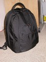 Samsonite 750\n\nFoto von Alexander Jensko - VIELEN DANK!\n\nKommentar des Nutzers:\n\nDer Rucksack Samsonite 750 Series / PRO-DLX ist eigentlich\nkeine Fototasche im strikten Sinne. Vielmehr handelt es sich\num einen vorzüglich verarbeiteten, fein daherkommenden\nRucksack, der sowohl an der Uni als auch in einem\nMeeting-Raum eine gute Figut macht – ohne sich im täglichen\nCity-Jungle-Fight geschlagen geben zu müssen.\nIm hinteren Fach, also zum Rücken hin, findet ein Laptop\nsamt etwas Zubehör Platz. Mein PowerBook 15,4" passt rein \nund es bleibt noch Platz für ein-zwei Hefte.\nIm vorderen Fach gibt es, wie bei solchen Rucsäcken üblich,\njede Menge Fächer für alles Mögliche: Schreibgeräte,\nMoleskines, Leathermen, Taschenlampen, Akkus – was man\nheutzutage halt so alles braucht. Natürlich auch\nTaschentücher etc. passen hinein, und es gibt wirklich\n_viele_ Möglichkeiten, _viel_ Zeug zu verstauen.\nFür uns Fotografen dürfte das mittlere Fach interessant\nsein. Normalerweise vermutlich für Ordner und\nähnliches Business-Zeug vorgesehen, fasst das Fah aber\nlocker – und sicher – eine 30D mit zwei Objektiven und einem\n580EX. Ein-zwei weitere Objektive gingen auch noch und es\nbliebe dennoch Platz für die Jubiläumsausgabe von TEMPO.\nWie trägt sich das Ganze? Erstaunlich bequem, erstaunlich\ngut balanciert. Es scheuert nichts, es klemmt nichts. \nSowohl an einer Goretex-Jacke als an einer Wachsjacke gibt \nes keine Probleme mit dem höchstwertigen Ballistic Nylon. \nDie Polsterung ist genau richtig. Nettes Detail, \nSamsonite-typisch: die Schultergurte lassen sich im\nRückenpolster verstauen, somit wird aus dem Rucksack eine\nTasche, die sich dank des starken Griffes aus Nappa-Leder\nauch so in der Hand bequem tragen lässt. Auch Teile des\nBodens sid mit Nappa-Leder appliziert.\nAls Fototasche im Fotografenalltag wäre der Rucksack\nvielleicht nicht so praktisch. Als Rucksack für Reise \nund für Flüge (Handgepäck!) mit allem Nötigen dabei – grandios.