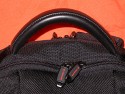 Samsonite 750\n\nFoto von Alexander Jensko - VIELEN DANK!\n\nKommentar des Nutzers:\n\nDer Rucksack Samsonite 750 Series / PRO-DLX ist eigentlich\nkeine Fototasche im strikten Sinne. Vielmehr handelt es sich\num einen vorzüglich verarbeiteten, fein daherkommenden\nRucksack, der sowohl an der Uni als auch in einem\nMeeting-Raum eine gute Figut macht – ohne sich im täglichen\nCity-Jungle-Fight geschlagen geben zu müssen.\nIm hinteren Fach, also zum Rücken hin, findet ein Laptop\nsamt etwas Zubehör Platz. Mein PowerBook 15,4" passt rein \nund es bleibt noch Platz für ein-zwei Hefte.\nIm vorderen Fach gibt es, wie bei solchen Rucsäcken üblich,\njede Menge Fächer für alles Mögliche: Schreibgeräte,\nMoleskines, Leathermen, Taschenlampen, Akkus – was man\nheutzutage halt so alles braucht. Natürlich auch\nTaschentücher etc. passen hinein, und es gibt wirklich\n_viele_ Möglichkeiten, _viel_ Zeug zu verstauen.\nFür uns Fotografen dürfte das mittlere Fach interessant\nsein. Normalerweise vermutlich für Ordner und\nähnliches Business-Zeug vorgesehen, fasst das Fah aber\nlocker – und sicher – eine 30D mit zwei Objektiven und einem\n580EX. Ein-zwei weitere Objektive gingen auch noch und es\nbliebe dennoch Platz für die Jubiläumsausgabe von TEMPO.\nWie trägt sich das Ganze? Erstaunlich bequem, erstaunlich\ngut balanciert. Es scheuert nichts, es klemmt nichts. \nSowohl an einer Goretex-Jacke als an einer Wachsjacke gibt \nes keine Probleme mit dem höchstwertigen Ballistic Nylon. \nDie Polsterung ist genau richtig. Nettes Detail, \nSamsonite-typisch: die Schultergurte lassen sich im\nRückenpolster verstauen, somit wird aus dem Rucksack eine\nTasche, die sich dank des starken Griffes aus Nappa-Leder\nauch so in der Hand bequem tragen lässt. Auch Teile des\nBodens sid mit Nappa-Leder appliziert.\nAls Fototasche im Fotografenalltag wäre der Rucksack\nvielleicht nicht so praktisch. Als Rucksack für Reise \nund für Flüge (Handgepäck!) mit allem Nötigen dabei – grandios.