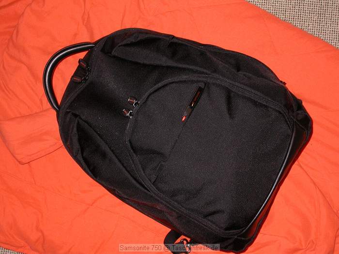 Samsonite 750\n\nFoto von Alexander Jensko - VIELEN DANK!\n\nKommentar des Nutzers:\n\nDer Rucksack Samsonite 750 Series / PRO-DLX ist eigentlich\nkeine Fototasche im strikten Sinne. Vielmehr handelt es sich\num einen vorzglich verarbeiteten, fein daherkommenden\nRucksack, der sowohl an der Uni als auch in einem\nMeeting-Raum eine gute Figut macht  ohne sich im tglichen\nCity-Jungle-Fight geschlagen geben zu mssen.\nIm hinteren Fach, also zum Rcken hin, findet ein Laptop\nsamt etwas Zubehr Platz. Mein PowerBook 15,4" passt rein \nund es bleibt noch Platz fr ein-zwei Hefte.\nIm vorderen Fach gibt es, wie bei solchen Rucscken blich,\njede Menge Fcher fr alles Mgliche: Schreibgerte,\nMoleskines, Leathermen, Taschenlampen, Akkus  was man\nheutzutage halt so alles braucht. Natrlich auch\nTaschentcher etc. passen hinein, und es gibt wirklich\n_viele_ Mglichkeiten, _viel_ Zeug zu verstauen.\nFr uns Fotografen drfte das mittlere Fach interessant\nsein. Normalerweise vermutlich fr Ordner und\nhnliches Business-Zeug vorgesehen, fasst das Fah aber\nlocker  und sicher  eine 30D mit zwei Objektiven und einem\n580EX. Ein-zwei weitere Objektive gingen auch noch und es\nbliebe dennoch Platz fr die Jubilumsausgabe von TEMPO.\nWie trgt sich das Ganze? Erstaunlich bequem, erstaunlich\ngut balanciert. Es scheuert nichts, es klemmt nichts. \nSowohl an einer Goretex-Jacke als an einer Wachsjacke gibt \nes keine Probleme mit dem hchstwertigen Ballistic Nylon. \nDie Polsterung ist genau richtig. Nettes Detail, \nSamsonite-typisch: die Schultergurte lassen sich im\nRckenpolster verstauen, somit wird aus dem Rucksack eine\nTasche, die sich dank des starken Griffes aus Nappa-Leder\nauch so in der Hand bequem tragen lsst. Auch Teile des\nBodens sid mit Nappa-Leder appliziert.\nAls Fototasche im Fotografenalltag wre der Rucksack\nvielleicht nicht so praktisch. Als Rucksack fr Reise \nund fr Flge (Handgepck!) mit allem Ntigen dabei  grandios.