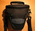 Samsonite "Samoa" (DF 50 Colt)\n \nFoto von Moritz Rautenberg - DANKE FR DEINE PICS!\n\nKommentar des Nutzers:\n\nHi JL,\n \nhier die Ware: Samsonite "Samoa" (DF 50 Colt)\n \nBeschreibung: Die Tasche fr den kleinen Geldbeutel. Sowohl was den Preis selbst angeht, als auch die Fllmenge. Es passt nmlich nur das Ntigste rein: Eine kleine EOS (zB. 350D) und die Kit-Linse angeschraubt. Passt genau. (Eine 50er Festbrennweite (1.8) wie in der guten alten analogen Zeit sollte (da ja noch kleiner als das Kit) auch problemlos reinpassen. Vorne noch ein Fach fr eine 2. CF-Karte, im Deckel noch Platz um ein Linsenputztchlein unter zu bringen. Der Vorteil liegt auf der Hand, kompakter kann man mit einer DSLR nicht unterwegs sein - andererseits auch klar, jegliche Ls mssen im Kfferchen hinterhergeschleift werden. Und damit die Hand zum Kofferziehen frei bleibt, ist auch noch ein leicht gepolsterter Schultergurt im Lieferumfang - wenn das kein wahrer Luxus ist, fr knapp 15 Eur.\nDoch diese Tasche entlastet ihren Benutzer nicht nur krperlich, sondern auch geistig. Denn die tglich zermrbende Entscheidung, welche Objektive heute mitgenommen werden mssen, erbrigt sich pltzlich. Kein Hantieren mit Sonnenblenden, Blitzgerten, Reserveakkus oder mobilen Sensor-Reinigungs-Kits. Nur der Fotograf und eine Kombination aus Kamera und Linse auf weiter Flur.\nFotografieren in seiner reinsten Form.\n \nGre Rauti