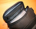 Samsonite "Samoa" (DF 50 Colt)\n \nFoto von Moritz Rautenberg - DANKE FR DEINE PICS!\n\nKommentar des Nutzers:\n\nHi JL,\n \nhier die Ware: Samsonite "Samoa" (DF 50 Colt)\n \nBeschreibung: Die Tasche fr den kleinen Geldbeutel. Sowohl was den Preis selbst angeht, als auch die Fllmenge. Es passt nmlich nur das Ntigste rein: Eine kleine EOS (zB. 350D) und die Kit-Linse angeschraubt. Passt genau. (Eine 50er Festbrennweite (1.8) wie in der guten alten analogen Zeit sollte (da ja noch kleiner als das Kit) auch problemlos reinpassen. Vorne noch ein Fach fr eine 2. CF-Karte, im Deckel noch Platz um ein Linsenputztchlein unter zu bringen. Der Vorteil liegt auf der Hand, kompakter kann man mit einer DSLR nicht unterwegs sein - andererseits auch klar, jegliche Ls mssen im Kfferchen hinterhergeschleift werden. Und damit die Hand zum Kofferziehen frei bleibt, ist auch noch ein leicht gepolsterter Schultergurt im Lieferumfang - wenn das kein wahrer Luxus ist, fr knapp 15 Eur.\nDoch diese Tasche entlastet ihren Benutzer nicht nur krperlich, sondern auch geistig. Denn die tglich zermrbende Entscheidung, welche Objektive heute mitgenommen werden mssen, erbrigt sich pltzlich. Kein Hantieren mit Sonnenblenden, Blitzgerten, Reserveakkus oder mobilen Sensor-Reinigungs-Kits. Nur der Fotograf und eine Kombination aus Kamera und Linse auf weiter Flur.\nFotografieren in seiner reinsten Form.\n \nGre Rauti