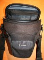 Samsonite "Samoa" (DF 50 Colt)\n \nFoto von Moritz Rautenberg - DANKE FR DEINE PICS!\n\nKommentar des Nutzers:\n\nHi JL,\n \nhier die Ware: Samsonite "Samoa" (DF 50 Colt)\n \nBeschreibung: Die Tasche fr den kleinen Geldbeutel. Sowohl was den Preis selbst angeht, als auch die Fllmenge. Es passt nmlich nur das Ntigste rein: Eine kleine EOS (zB. 350D) und die Kit-Linse angeschraubt. Passt genau. (Eine 50er Festbrennweite (1.8) wie in der guten alten analogen Zeit sollte (da ja noch kleiner als das Kit) auch problemlos reinpassen. Vorne noch ein Fach fr eine 2. CF-Karte, im Deckel noch Platz um ein Linsenputztchlein unter zu bringen. Der Vorteil liegt auf der Hand, kompakter kann man mit einer DSLR nicht unterwegs sein - andererseits auch klar, jegliche Ls mssen im Kfferchen hinterhergeschleift werden. Und damit die Hand zum Kofferziehen frei bleibt, ist auch noch ein leicht gepolsterter Schultergurt im Lieferumfang - wenn das kein wahrer Luxus ist, fr knapp 15 Eur.\nDoch diese Tasche entlastet ihren Benutzer nicht nur krperlich, sondern auch geistig. Denn die tglich zermrbende Entscheidung, welche Objektive heute mitgenommen werden mssen, erbrigt sich pltzlich. Kein Hantieren mit Sonnenblenden, Blitzgerten, Reserveakkus oder mobilen Sensor-Reinigungs-Kits. Nur der Fotograf und eine Kombination aus Kamera und Linse auf weiter Flur.\nFotografieren in seiner reinsten Form.\n \nGre Rauti