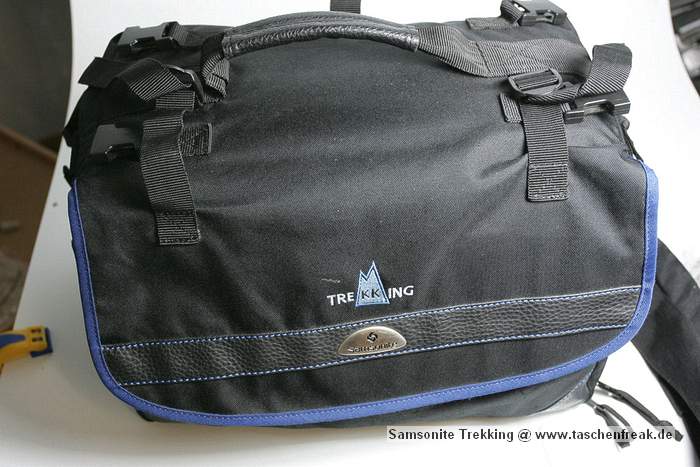 Foto von Jörg Grundwald - DANKE DAFÜR!\n\nKommentar  des Nutzers:\n\nMittelgroße Schultertasche aus robustem weitgehend wasserdichtem Material. ( Ein paar halbstündige Schauer hat sie jedenfalls ohne Probleme für den Inhalt überstanden ).\n\nErgänzend zum Schultergurt gehör noch ein Rucksacktragegeschirr dazu, Wenn die Tasche nicht zu voll gepackt ist, ist das Tragegeschirr auch bequem für längere Wanderungen. Bei richtig voller und damit schwerer Tasche wird es dann mit der Zeit doch etwas unbequem. So ab 5-6 Kilo Ausrüstung ist ein richtiger Rucksack wohl doch die bessere Wahl.\n\n \n\nDie Inneneinteilung ist sehr flexibel und bietet ausreichen Platz für eine umfangreiche Ausrüstung. Besonders angenehm ist, dass die Kamera mit montiertem Teleobjektiv und aufgesteckter Sonnenblende oben in die Tasche passt. So hat man die Kamera mit einem Griff aufnahmebereit in der Hand. Der obere Deckel wird mittels eines umlaufenden Reißverschlusses und zweier Schnappverschlüsse gesichert. Im normalen Gebrauch, z.B. bei Städtetouren reichte es aber nur die Schnapper zu nehmen, so kann man die Tasche sehr schnell öffnen.\n\nSehr praktisch finde ich, dass der obere Deckel beim Öffnen vom Körper weg klappt, so dass der gesamte Tascheninhalt griffbereit ist, ohne dass man mit einer Hand den Deckel festhalten muss. Auch die Gummihalter für Speicherkarten im Deckel sind sehr sinnvoll.