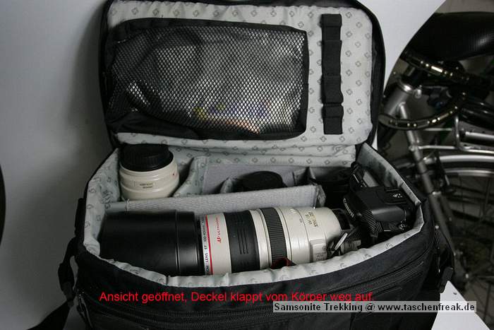 Foto von Jrg Grundwald - DANKE DAFR!\n\nKommentar  des Nutzers:\n\nMittelgroe Schultertasche aus robustem weitgehend wasserdichtem Material. ( Ein paar halbstndige Schauer hat sie jedenfalls ohne Probleme fr den Inhalt berstanden ).\n\nErgnzend zum Schultergurt gehr noch ein Rucksacktragegeschirr dazu, Wenn die Tasche nicht zu voll gepackt ist, ist das Tragegeschirr auch bequem fr lngere Wanderungen. Bei richtig voller und damit schwerer Tasche wird es dann mit der Zeit doch etwas unbequem. So ab 5-6 Kilo Ausrstung ist ein richtiger Rucksack wohl doch die bessere Wahl.\n\n \n\nDie Inneneinteilung ist sehr flexibel und bietet ausreichen Platz fr eine umfangreiche Ausrstung. Besonders angenehm ist, dass die Kamera mit montiertem Teleobjektiv und aufgesteckter Sonnenblende oben in die Tasche passt. So hat man die Kamera mit einem Griff aufnahmebereit in der Hand. Der obere Deckel wird mittels eines umlaufenden Reiverschlusses und zweier Schnappverschlsse gesichert. Im normalen Gebrauch, z.B. bei Stdtetouren reichte es aber nur die Schnapper zu nehmen, so kann man die Tasche sehr schnell ffnen.\n\nSehr praktisch finde ich, dass der obere Deckel beim ffnen vom Krper weg klappt, so dass der gesamte Tascheninhalt griffbereit ist, ohne dass man mit einer Hand den Deckel festhalten muss. Auch die Gummihalter fr Speicherkarten im Deckel sind sehr sinnvoll.
