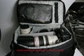 Foto von Jrg Grundwald - DANKE DAFR!\n\nKommentar  des Nutzers:\n\nMittelgroe Schultertasche aus robustem weitgehend wasserdichtem Material. ( Ein paar halbstndige Schauer hat sie jedenfalls ohne Probleme fr den Inhalt berstanden ).\n\nErgnzend zum Schultergurt gehr noch ein Rucksacktragegeschirr dazu, Wenn die Tasche nicht zu voll gepackt ist, ist das Tragegeschirr auch bequem fr lngere Wanderungen. Bei richtig voller und damit schwerer Tasche wird es dann mit der Zeit doch etwas unbequem. So ab 5-6 Kilo Ausrstung ist ein richtiger Rucksack wohl doch die bessere Wahl.\n\n \n\nDie Inneneinteilung ist sehr flexibel und bietet ausreichen Platz fr eine umfangreiche Ausrstung. Besonders angenehm ist, dass die Kamera mit montiertem Teleobjektiv und aufgesteckter Sonnenblende oben in die Tasche passt. So hat man die Kamera mit einem Griff aufnahmebereit in der Hand. Der obere Deckel wird mittels eines umlaufenden Reiverschlusses und zweier Schnappverschlsse gesichert. Im normalen Gebrauch, z.B. bei Stdtetouren reichte es aber nur die Schnapper zu nehmen, so kann man die Tasche sehr schnell ffnen.\n\nSehr praktisch finde ich, dass der obere Deckel beim ffnen vom Krper weg klappt, so dass der gesamte Tascheninhalt griffbereit ist, ohne dass man mit einer Hand den Deckel festhalten muss. Auch die Gummihalter fr Speicherkarten im Deckel sind sehr sinnvoll.
