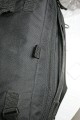 Foto von Jrg Grundwald - DANKE DAFR!\n\nKommentar  des Nutzers:\n\nMittelgroe Schultertasche aus robustem weitgehend wasserdichtem Material. ( Ein paar halbstndige Schauer hat sie jedenfalls ohne Probleme fr den Inhalt berstanden ).\n\nErgnzend zum Schultergurt gehr noch ein Rucksacktragegeschirr dazu, Wenn die Tasche nicht zu voll gepackt ist, ist das Tragegeschirr auch bequem fr lngere Wanderungen. Bei richtig voller und damit schwerer Tasche wird es dann mit der Zeit doch etwas unbequem. So ab 5-6 Kilo Ausrstung ist ein richtiger Rucksack wohl doch die bessere Wahl.\n\n \n\nDie Inneneinteilung ist sehr flexibel und bietet ausreichen Platz fr eine umfangreiche Ausrstung. Besonders angenehm ist, dass die Kamera mit montiertem Teleobjektiv und aufgesteckter Sonnenblende oben in die Tasche passt. So hat man die Kamera mit einem Griff aufnahmebereit in der Hand. Der obere Deckel wird mittels eines umlaufenden Reiverschlusses und zweier Schnappverschlsse gesichert. Im normalen Gebrauch, z.B. bei Stdtetouren reichte es aber nur die Schnapper zu nehmen, so kann man die Tasche sehr schnell ffnen.\n\nSehr praktisch finde ich, dass der obere Deckel beim ffnen vom Krper weg klappt, so dass der gesamte Tascheninhalt griffbereit ist, ohne dass man mit einer Hand den Deckel festhalten muss. Auch die Gummihalter fr Speicherkarten im Deckel sind sehr sinnvoll.