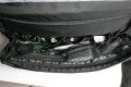Foto von Jrg Grundwald - DANKE DAFR!\n\nKommentar  des Nutzers:\n\nMittelgroe Schultertasche aus robustem weitgehend wasserdichtem Material. ( Ein paar halbstndige Schauer hat sie jedenfalls ohne Probleme fr den Inhalt berstanden ).\n\nErgnzend zum Schultergurt gehr noch ein Rucksacktragegeschirr dazu, Wenn die Tasche nicht zu voll gepackt ist, ist das Tragegeschirr auch bequem fr lngere Wanderungen. Bei richtig voller und damit schwerer Tasche wird es dann mit der Zeit doch etwas unbequem. So ab 5-6 Kilo Ausrstung ist ein richtiger Rucksack wohl doch die bessere Wahl.\n\n \n\nDie Inneneinteilung ist sehr flexibel und bietet ausreichen Platz fr eine umfangreiche Ausrstung. Besonders angenehm ist, dass die Kamera mit montiertem Teleobjektiv und aufgesteckter Sonnenblende oben in die Tasche passt. So hat man die Kamera mit einem Griff aufnahmebereit in der Hand. Der obere Deckel wird mittels eines umlaufenden Reiverschlusses und zweier Schnappverschlsse gesichert. Im normalen Gebrauch, z.B. bei Stdtetouren reichte es aber nur die Schnapper zu nehmen, so kann man die Tasche sehr schnell ffnen.\n\nSehr praktisch finde ich, dass der obere Deckel beim ffnen vom Krper weg klappt, so dass der gesamte Tascheninhalt griffbereit ist, ohne dass man mit einer Hand den Deckel festhalten muss. Auch die Gummihalter fr Speicherkarten im Deckel sind sehr sinnvoll.