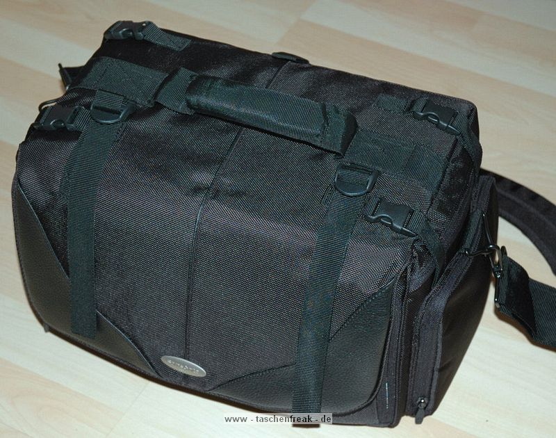 SAMSONITE PREMIUM TREKKING DFV 130\n\nFoto und Tet von einem anonymen User - VIELEN DANK!\n\nKommentar:\n\nHallo Taschenfreak-Team,\n \nich bin Hobbyfotograf und habe nach langer Suche endlich "meine Fototasche" gefunden. Da ich eure außergewöhnliche Site wirklich toll finde, möchte ich mich mit diesem Taschenmodell (Samsonite Trecking Premium DFV 130) -das wohl über HAMA vertrieben wird- beteiligen.\n \nMein Problem war, ich benötige viele Einzelfächer im Inneren, da ich 10 Festbrennweiten und Cam und Equipment unterbringen wollte. Möglichst kompakt - versteht sich. Und ohne daß die Teile "kontakt" im Innenraum bekommen können.\nWer also auch mit vielen Festbrennweiten ausgestattet ist -wie ich- der hat hier wohl ein absolut überzeugendes "Täschchen".\n \nDie Samsonite Trecking Premium DFV 130 ist gut gepolstert nach allen Seiten, wasserabweisend und macht einen äußerst robusten Eindruck. Der besondere Gag ist das mitgelieferte Rucksack-Tragegeschirr. Auch mit breiter Polsterauflage.\nIch bringe unter (gut zugänglich) : Nikon D300+MB-D10-Batteriegriff, AF-D 24/2.8, AF-D 28/2.8, AF-D 35/2.0, AF-D 50/1.4, AF-D 60/2.8Micro, AF-D 85/1.8, AF-D 105/2.8Micro, AF-180/2.8, Tokina AF 17/3.5 AT-X/Pro, Sigma AF 14/2.8HSM, Blitz SB-600, Filter's + Speicherkarten und Kleinzubehör. Das ist einmalig !!! Nach langer, vergeblicher Suche endlich alles in einer Tasche ! Das ist nur möglich weil dieser Hersteller ein doppelstöckiges unterbringen der Objektive übereinander ermöglicht, wohlgemerkt mit klappbaren Polstern dazwischen. Alle Einteilungen sind herausnehmbar, die Einteilung individuell konfigurierbar mit 12 Innenteilern (!).\n \nVom Körper weg aufklappbar macht Sinn. Leider sind die Aussentaschen etwas klein (zu flach) geraten.\n \nUnter der Cam ist gut geschützt das Blitzgerät untergebracht. Das Batteriefach MB-D 10 ist an der Cam angesetzt. Immer zwei Objektive befinden sich übereinander und dennoch gut zugänglich in einem Fach.\n \nDie Zwischenteiler sind stabil und gut gepolstert. Die Reißverschlüsse sind kratzergeschützt abgedeckt, vor allem nach innen.\n \nFragwürdig ist für mich die Stativbefestigung an der Oberseite außen (Schwerpunkt ?)\n \nStabile Metallbeschläge und breite Gurte erwecken mein Vertrauen. Herausnehmbare Regenschutzabdeckung ist ja inzwischen überall Standard, so auch hier.\n \nWenn auch andere Foto-User ähnliche Anforderungen an eine Fototasche haben, könnte mein kleiner Beitrag hilfreich sein. Ich selbst hatte schon erfolglos auf Eurer Site durchgeforstet, aber nichts vergleichbares gefunden. Über eine Veröffentlichung würde ich mich deshalb freuen.\n \nBitte meinen Namen NICHT nennen !!!\n \nHerzlichen Dank !