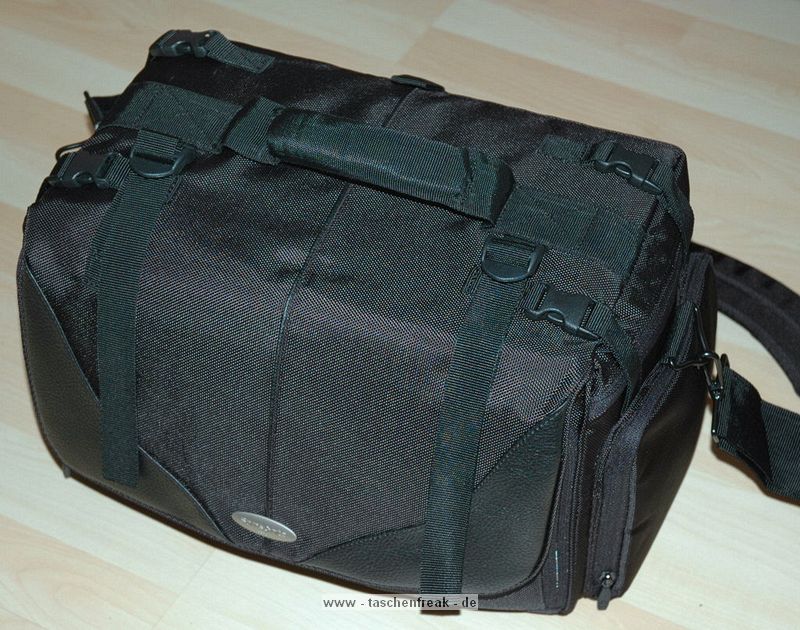 SAMSONITE PREMIUM TREKKING DFV 130\n\nFoto und Tet von einem anonymen User - VIELEN DANK!\n\nKommentar:\n\nHallo Taschenfreak-Team,\n \nich bin Hobbyfotograf und habe nach langer Suche endlich "meine Fototasche" gefunden. Da ich eure auergewhnliche Site wirklich toll finde, mchte ich mich mit diesem Taschenmodell (Samsonite Trecking Premium DFV 130) -das wohl ber HAMA vertrieben wird- beteiligen.\n \nMein Problem war, ich bentige viele Einzelfcher im Inneren, da ich 10 Festbrennweiten und Cam und Equipment unterbringen wollte. Mglichst kompakt - versteht sich. Und ohne da die Teile "kontakt" im Innenraum bekommen knnen.\nWer also auch mit vielen Festbrennweiten ausgestattet ist -wie ich- der hat hier wohl ein absolut berzeugendes "Tschchen".\n \nDie Samsonite Trecking Premium DFV 130 ist gut gepolstert nach allen Seiten, wasserabweisend und macht einen uerst robusten Eindruck. Der besondere Gag ist das mitgelieferte Rucksack-Tragegeschirr. Auch mit breiter Polsterauflage.\nIch bringe unter (gut zugnglich) : Nikon D300+MB-D10-Batteriegriff, AF-D 24/2.8, AF-D 28/2.8, AF-D 35/2.0, AF-D 50/1.4, AF-D 60/2.8Micro, AF-D 85/1.8, AF-D 105/2.8Micro, AF-180/2.8, Tokina AF 17/3.5 AT-X/Pro, Sigma AF 14/2.8HSM, Blitz SB-600, Filter's + Speicherkarten und Kleinzubehr. Das ist einmalig !!! Nach langer, vergeblicher Suche endlich alles in einer Tasche ! Das ist nur mglich weil dieser Hersteller ein doppelstckiges unterbringen der Objektive bereinander ermglicht, wohlgemerkt mit klappbaren Polstern dazwischen. Alle Einteilungen sind herausnehmbar, die Einteilung individuell konfigurierbar mit 12 Innenteilern (!).\n \nVom Krper weg aufklappbar macht Sinn. Leider sind die Aussentaschen etwas klein (zu flach) geraten.\n \nUnter der Cam ist gut geschtzt das Blitzgert untergebracht. Das Batteriefach MB-D 10 ist an der Cam angesetzt. Immer zwei Objektive befinden sich bereinander und dennoch gut zugnglich in einem Fach.\n \nDie Zwischenteiler sind stabil und gut gepolstert. Die Reiverschlsse sind kratzergeschtzt abgedeckt, vor allem nach innen.\n \nFragwrdig ist fr mich die Stativbefestigung an der Oberseite auen (Schwerpunkt ?)\n \nStabile Metallbeschlge und breite Gurte erwecken mein Vertrauen. Herausnehmbare Regenschutzabdeckung ist ja inzwischen berall Standard, so auch hier.\n \nWenn auch andere Foto-User hnliche Anforderungen an eine Fototasche haben, knnte mein kleiner Beitrag hilfreich sein. Ich selbst hatte schon erfolglos auf Eurer Site durchgeforstet, aber nichts vergleichbares gefunden. ber eine Verffentlichung wrde ich mich deshalb freuen.\n \nBitte meinen Namen NICHT nennen !!!\n \nHerzlichen Dank !