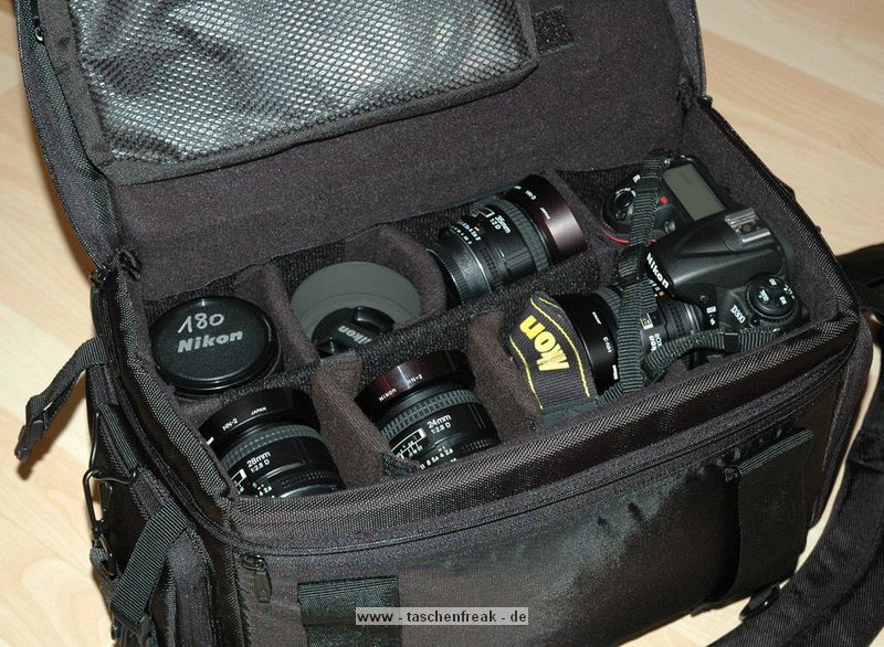 SAMSONITE PREMIUM TREKKING DFV 130\n\nFoto und Tet von einem anonymen User - VIELEN DANK!\n\nKommentar:\n\nHallo Taschenfreak-Team,\n \nich bin Hobbyfotograf und habe nach langer Suche endlich "meine Fototasche" gefunden. Da ich eure auergewhnliche Site wirklich toll finde, mchte ich mich mit diesem Taschenmodell (Samsonite Trecking Premium DFV 130) -das wohl ber HAMA vertrieben wird- beteiligen.\n \nMein Problem war, ich bentige viele Einzelfcher im Inneren, da ich 10 Festbrennweiten und Cam und Equipment unterbringen wollte. Mglichst kompakt - versteht sich. Und ohne da die Teile "kontakt" im Innenraum bekommen knnen.\nWer also auch mit vielen Festbrennweiten ausgestattet ist -wie ich- der hat hier wohl ein absolut berzeugendes "Tschchen".\n \nDie Samsonite Trecking Premium DFV 130 ist gut gepolstert nach allen Seiten, wasserabweisend und macht einen uerst robusten Eindruck. Der besondere Gag ist das mitgelieferte Rucksack-Tragegeschirr. Auch mit breiter Polsterauflage.\nIch bringe unter (gut zugnglich) : Nikon D300+MB-D10-Batteriegriff, AF-D 24/2.8, AF-D 28/2.8, AF-D 35/2.0, AF-D 50/1.4, AF-D 60/2.8Micro, AF-D 85/1.8, AF-D 105/2.8Micro, AF-180/2.8, Tokina AF 17/3.5 AT-X/Pro, Sigma AF 14/2.8HSM, Blitz SB-600, Filter's + Speicherkarten und Kleinzubehr. Das ist einmalig !!! Nach langer, vergeblicher Suche endlich alles in einer Tasche ! Das ist nur mglich weil dieser Hersteller ein doppelstckiges unterbringen der Objektive bereinander ermglicht, wohlgemerkt mit klappbaren Polstern dazwischen. Alle Einteilungen sind herausnehmbar, die Einteilung individuell konfigurierbar mit 12 Innenteilern (!).\n \nVom Krper weg aufklappbar macht Sinn. Leider sind die Aussentaschen etwas klein (zu flach) geraten.\n \nUnter der Cam ist gut geschtzt das Blitzgert untergebracht. Das Batteriefach MB-D 10 ist an der Cam angesetzt. Immer zwei Objektive befinden sich bereinander und dennoch gut zugnglich in einem Fach.\n \nDie Zwischenteiler sind stabil und gut gepolstert. Die Reiverschlsse sind kratzergeschtzt abgedeckt, vor allem nach innen.\n \nFragwrdig ist fr mich die Stativbefestigung an der Oberseite auen (Schwerpunkt ?)\n \nStabile Metallbeschlge und breite Gurte erwecken mein Vertrauen. Herausnehmbare Regenschutzabdeckung ist ja inzwischen berall Standard, so auch hier.\n \nWenn auch andere Foto-User hnliche Anforderungen an eine Fototasche haben, knnte mein kleiner Beitrag hilfreich sein. Ich selbst hatte schon erfolglos auf Eurer Site durchgeforstet, aber nichts vergleichbares gefunden. ber eine Verffentlichung wrde ich mich deshalb freuen.\n \nBitte meinen Namen NICHT nennen !!!\n \nHerzlichen Dank !