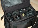 SAMSONITE PREMIUM TREKKING DFV 130\n\nFoto und Tet von einem anonymen User - VIELEN DANK!\n\nKommentar:\n\nHallo Taschenfreak-Team,\n \nich bin Hobbyfotograf und habe nach langer Suche endlich "meine Fototasche" gefunden. Da ich eure auergewhnliche Site wirklich toll finde, mchte ich mich mit diesem Taschenmodell (Samsonite Trecking Premium DFV 130) -das wohl ber HAMA vertrieben wird- beteiligen.\n \nMein Problem war, ich bentige viele Einzelfcher im Inneren, da ich 10 Festbrennweiten und Cam und Equipment unterbringen wollte. Mglichst kompakt - versteht sich. Und ohne da die Teile "kontakt" im Innenraum bekommen knnen.\nWer also auch mit vielen Festbrennweiten ausgestattet ist -wie ich- der hat hier wohl ein absolut berzeugendes "Tschchen".\n \nDie Samsonite Trecking Premium DFV 130 ist gut gepolstert nach allen Seiten, wasserabweisend und macht einen uerst robusten Eindruck. Der besondere Gag ist das mitgelieferte Rucksack-Tragegeschirr. Auch mit breiter Polsterauflage.\nIch bringe unter (gut zugnglich) : Nikon D300+MB-D10-Batteriegriff, AF-D 24/2.8, AF-D 28/2.8, AF-D 35/2.0, AF-D 50/1.4, AF-D 60/2.8Micro, AF-D 85/1.8, AF-D 105/2.8Micro, AF-180/2.8, Tokina AF 17/3.5 AT-X/Pro, Sigma AF 14/2.8HSM, Blitz SB-600, Filter's + Speicherkarten und Kleinzubehr. Das ist einmalig !!! Nach langer, vergeblicher Suche endlich alles in einer Tasche ! Das ist nur mglich weil dieser Hersteller ein doppelstckiges unterbringen der Objektive bereinander ermglicht, wohlgemerkt mit klappbaren Polstern dazwischen. Alle Einteilungen sind herausnehmbar, die Einteilung individuell konfigurierbar mit 12 Innenteilern (!).\n \nVom Krper weg aufklappbar macht Sinn. Leider sind die Aussentaschen etwas klein (zu flach) geraten.\n \nUnter der Cam ist gut geschtzt das Blitzgert untergebracht. Das Batteriefach MB-D 10 ist an der Cam angesetzt. Immer zwei Objektive befinden sich bereinander und dennoch gut zugnglich in einem Fach.\n \nDie Zwischenteiler sind stabil und gut gepolstert. Die Reiverschlsse sind kratzergeschtzt abgedeckt, vor allem nach innen.\n \nFragwrdig ist fr mich die Stativbefestigung an der Oberseite auen (Schwerpunkt ?)\n \nStabile Metallbeschlge und breite Gurte erwecken mein Vertrauen. Herausnehmbare Regenschutzabdeckung ist ja inzwischen berall Standard, so auch hier.\n \nWenn auch andere Foto-User hnliche Anforderungen an eine Fototasche haben, knnte mein kleiner Beitrag hilfreich sein. Ich selbst hatte schon erfolglos auf Eurer Site durchgeforstet, aber nichts vergleichbares gefunden. ber eine Verffentlichung wrde ich mich deshalb freuen.\n \nBitte meinen Namen NICHT nennen !!!\n \nHerzlichen Dank !
