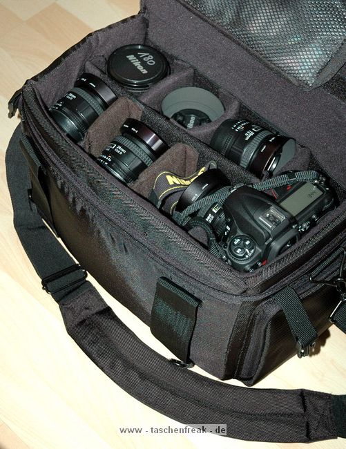 SAMSONITE PREMIUM TREKKING DFV 130\n\nFoto und Tet von einem anonymen User - VIELEN DANK!\n\nKommentar:\n\nHallo Taschenfreak-Team,\n \nich bin Hobbyfotograf und habe nach langer Suche endlich "meine Fototasche" gefunden. Da ich eure auergewhnliche Site wirklich toll finde, mchte ich mich mit diesem Taschenmodell (Samsonite Trecking Premium DFV 130) -das wohl ber HAMA vertrieben wird- beteiligen.\n \nMein Problem war, ich bentige viele Einzelfcher im Inneren, da ich 10 Festbrennweiten und Cam und Equipment unterbringen wollte. Mglichst kompakt - versteht sich. Und ohne da die Teile "kontakt" im Innenraum bekommen knnen.\nWer also auch mit vielen Festbrennweiten ausgestattet ist -wie ich- der hat hier wohl ein absolut berzeugendes "Tschchen".\n \nDie Samsonite Trecking Premium DFV 130 ist gut gepolstert nach allen Seiten, wasserabweisend und macht einen uerst robusten Eindruck. Der besondere Gag ist das mitgelieferte Rucksack-Tragegeschirr. Auch mit breiter Polsterauflage.\nIch bringe unter (gut zugnglich) : Nikon D300+MB-D10-Batteriegriff, AF-D 24/2.8, AF-D 28/2.8, AF-D 35/2.0, AF-D 50/1.4, AF-D 60/2.8Micro, AF-D 85/1.8, AF-D 105/2.8Micro, AF-180/2.8, Tokina AF 17/3.5 AT-X/Pro, Sigma AF 14/2.8HSM, Blitz SB-600, Filter's + Speicherkarten und Kleinzubehr. Das ist einmalig !!! Nach langer, vergeblicher Suche endlich alles in einer Tasche ! Das ist nur mglich weil dieser Hersteller ein doppelstckiges unterbringen der Objektive bereinander ermglicht, wohlgemerkt mit klappbaren Polstern dazwischen. Alle Einteilungen sind herausnehmbar, die Einteilung individuell konfigurierbar mit 12 Innenteilern (!).\n \nVom Krper weg aufklappbar macht Sinn. Leider sind die Aussentaschen etwas klein (zu flach) geraten.\n \nUnter der Cam ist gut geschtzt das Blitzgert untergebracht. Das Batteriefach MB-D 10 ist an der Cam angesetzt. Immer zwei Objektive befinden sich bereinander und dennoch gut zugnglich in einem Fach.\n \nDie Zwischenteiler sind stabil und gut gepolstert. Die Reiverschlsse sind kratzergeschtzt abgedeckt, vor allem nach innen.\n \nFragwrdig ist fr mich die Stativbefestigung an der Oberseite auen (Schwerpunkt ?)\n \nStabile Metallbeschlge und breite Gurte erwecken mein Vertrauen. Herausnehmbare Regenschutzabdeckung ist ja inzwischen berall Standard, so auch hier.\n \nWenn auch andere Foto-User hnliche Anforderungen an eine Fototasche haben, knnte mein kleiner Beitrag hilfreich sein. Ich selbst hatte schon erfolglos auf Eurer Site durchgeforstet, aber nichts vergleichbares gefunden. ber eine Verffentlichung wrde ich mich deshalb freuen.\n \nBitte meinen Namen NICHT nennen !!!\n \nHerzlichen Dank !