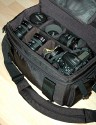 SAMSONITE PREMIUM TREKKING DFV 130\n\nFoto und Tet von einem anonymen User - VIELEN DANK!\n\nKommentar:\n\nHallo Taschenfreak-Team,\n \nich bin Hobbyfotograf und habe nach langer Suche endlich "meine Fototasche" gefunden. Da ich eure auergewhnliche Site wirklich toll finde, mchte ich mich mit diesem Taschenmodell (Samsonite Trecking Premium DFV 130) -das wohl ber HAMA vertrieben wird- beteiligen.\n \nMein Problem war, ich bentige viele Einzelfcher im Inneren, da ich 10 Festbrennweiten und Cam und Equipment unterbringen wollte. Mglichst kompakt - versteht sich. Und ohne da die Teile "kontakt" im Innenraum bekommen knnen.\nWer also auch mit vielen Festbrennweiten ausgestattet ist -wie ich- der hat hier wohl ein absolut berzeugendes "Tschchen".\n \nDie Samsonite Trecking Premium DFV 130 ist gut gepolstert nach allen Seiten, wasserabweisend und macht einen uerst robusten Eindruck. Der besondere Gag ist das mitgelieferte Rucksack-Tragegeschirr. Auch mit breiter Polsterauflage.\nIch bringe unter (gut zugnglich) : Nikon D300+MB-D10-Batteriegriff, AF-D 24/2.8, AF-D 28/2.8, AF-D 35/2.0, AF-D 50/1.4, AF-D 60/2.8Micro, AF-D 85/1.8, AF-D 105/2.8Micro, AF-180/2.8, Tokina AF 17/3.5 AT-X/Pro, Sigma AF 14/2.8HSM, Blitz SB-600, Filter's + Speicherkarten und Kleinzubehr. Das ist einmalig !!! Nach langer, vergeblicher Suche endlich alles in einer Tasche ! Das ist nur mglich weil dieser Hersteller ein doppelstckiges unterbringen der Objektive bereinander ermglicht, wohlgemerkt mit klappbaren Polstern dazwischen. Alle Einteilungen sind herausnehmbar, die Einteilung individuell konfigurierbar mit 12 Innenteilern (!).\n \nVom Krper weg aufklappbar macht Sinn. Leider sind die Aussentaschen etwas klein (zu flach) geraten.\n \nUnter der Cam ist gut geschtzt das Blitzgert untergebracht. Das Batteriefach MB-D 10 ist an der Cam angesetzt. Immer zwei Objektive befinden sich bereinander und dennoch gut zugnglich in einem Fach.\n \nDie Zwischenteiler sind stabil und gut gepolstert. Die Reiverschlsse sind kratzergeschtzt abgedeckt, vor allem nach innen.\n \nFragwrdig ist fr mich die Stativbefestigung an der Oberseite auen (Schwerpunkt ?)\n \nStabile Metallbeschlge und breite Gurte erwecken mein Vertrauen. Herausnehmbare Regenschutzabdeckung ist ja inzwischen berall Standard, so auch hier.\n \nWenn auch andere Foto-User hnliche Anforderungen an eine Fototasche haben, knnte mein kleiner Beitrag hilfreich sein. Ich selbst hatte schon erfolglos auf Eurer Site durchgeforstet, aber nichts vergleichbares gefunden. ber eine Verffentlichung wrde ich mich deshalb freuen.\n \nBitte meinen Namen NICHT nennen !!!\n \nHerzlichen Dank !