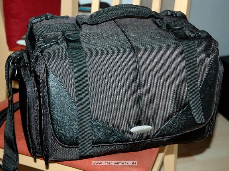 SAMSONITE PREMIUM TREKKING DFV 130\n\nFoto und Tet von einem anonymen User - VIELEN DANK!\n\nKommentar:\n\nHallo Taschenfreak-Team,\n \nich bin Hobbyfotograf und habe nach langer Suche endlich "meine Fototasche" gefunden. Da ich eure auergewhnliche Site wirklich toll finde, mchte ich mich mit diesem Taschenmodell (Samsonite Trecking Premium DFV 130) -das wohl ber HAMA vertrieben wird- beteiligen.\n \nMein Problem war, ich bentige viele Einzelfcher im Inneren, da ich 10 Festbrennweiten und Cam und Equipment unterbringen wollte. Mglichst kompakt - versteht sich. Und ohne da die Teile "kontakt" im Innenraum bekommen knnen.\nWer also auch mit vielen Festbrennweiten ausgestattet ist -wie ich- der hat hier wohl ein absolut berzeugendes "Tschchen".\n \nDie Samsonite Trecking Premium DFV 130 ist gut gepolstert nach allen Seiten, wasserabweisend und macht einen uerst robusten Eindruck. Der besondere Gag ist das mitgelieferte Rucksack-Tragegeschirr. Auch mit breiter Polsterauflage.\nIch bringe unter (gut zugnglich) : Nikon D300+MB-D10-Batteriegriff, AF-D 24/2.8, AF-D 28/2.8, AF-D 35/2.0, AF-D 50/1.4, AF-D 60/2.8Micro, AF-D 85/1.8, AF-D 105/2.8Micro, AF-180/2.8, Tokina AF 17/3.5 AT-X/Pro, Sigma AF 14/2.8HSM, Blitz SB-600, Filter's + Speicherkarten und Kleinzubehr. Das ist einmalig !!! Nach langer, vergeblicher Suche endlich alles in einer Tasche ! Das ist nur mglich weil dieser Hersteller ein doppelstckiges unterbringen der Objektive bereinander ermglicht, wohlgemerkt mit klappbaren Polstern dazwischen. Alle Einteilungen sind herausnehmbar, die Einteilung individuell konfigurierbar mit 12 Innenteilern (!).\n \nVom Krper weg aufklappbar macht Sinn. Leider sind die Aussentaschen etwas klein (zu flach) geraten.\n \nUnter der Cam ist gut geschtzt das Blitzgert untergebracht. Das Batteriefach MB-D 10 ist an der Cam angesetzt. Immer zwei Objektive befinden sich bereinander und dennoch gut zugnglich in einem Fach.\n \nDie Zwischenteiler sind stabil und gut gepolstert. Die Reiverschlsse sind kratzergeschtzt abgedeckt, vor allem nach innen.\n \nFragwrdig ist fr mich die Stativbefestigung an der Oberseite auen (Schwerpunkt ?)\n \nStabile Metallbeschlge und breite Gurte erwecken mein Vertrauen. Herausnehmbare Regenschutzabdeckung ist ja inzwischen berall Standard, so auch hier.\n \nWenn auch andere Foto-User hnliche Anforderungen an eine Fototasche haben, knnte mein kleiner Beitrag hilfreich sein. Ich selbst hatte schon erfolglos auf Eurer Site durchgeforstet, aber nichts vergleichbares gefunden. ber eine Verffentlichung wrde ich mich deshalb freuen.\n \nBitte meinen Namen NICHT nennen !!!\n \nHerzlichen Dank !