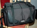 SAMSONITE PREMIUM TREKKING DFV 130\n\nFoto und Tet von einem anonymen User - VIELEN DANK!\n\nKommentar:\n\nHallo Taschenfreak-Team,\n \nich bin Hobbyfotograf und habe nach langer Suche endlich "meine Fototasche" gefunden. Da ich eure auergewhnliche Site wirklich toll finde, mchte ich mich mit diesem Taschenmodell (Samsonite Trecking Premium DFV 130) -das wohl ber HAMA vertrieben wird- beteiligen.\n \nMein Problem war, ich bentige viele Einzelfcher im Inneren, da ich 10 Festbrennweiten und Cam und Equipment unterbringen wollte. Mglichst kompakt - versteht sich. Und ohne da die Teile "kontakt" im Innenraum bekommen knnen.\nWer also auch mit vielen Festbrennweiten ausgestattet ist -wie ich- der hat hier wohl ein absolut berzeugendes "Tschchen".\n \nDie Samsonite Trecking Premium DFV 130 ist gut gepolstert nach allen Seiten, wasserabweisend und macht einen uerst robusten Eindruck. Der besondere Gag ist das mitgelieferte Rucksack-Tragegeschirr. Auch mit breiter Polsterauflage.\nIch bringe unter (gut zugnglich) : Nikon D300+MB-D10-Batteriegriff, AF-D 24/2.8, AF-D 28/2.8, AF-D 35/2.0, AF-D 50/1.4, AF-D 60/2.8Micro, AF-D 85/1.8, AF-D 105/2.8Micro, AF-180/2.8, Tokina AF 17/3.5 AT-X/Pro, Sigma AF 14/2.8HSM, Blitz SB-600, Filter's + Speicherkarten und Kleinzubehr. Das ist einmalig !!! Nach langer, vergeblicher Suche endlich alles in einer Tasche ! Das ist nur mglich weil dieser Hersteller ein doppelstckiges unterbringen der Objektive bereinander ermglicht, wohlgemerkt mit klappbaren Polstern dazwischen. Alle Einteilungen sind herausnehmbar, die Einteilung individuell konfigurierbar mit 12 Innenteilern (!).\n \nVom Krper weg aufklappbar macht Sinn. Leider sind die Aussentaschen etwas klein (zu flach) geraten.\n \nUnter der Cam ist gut geschtzt das Blitzgert untergebracht. Das Batteriefach MB-D 10 ist an der Cam angesetzt. Immer zwei Objektive befinden sich bereinander und dennoch gut zugnglich in einem Fach.\n \nDie Zwischenteiler sind stabil und gut gepolstert. Die Reiverschlsse sind kratzergeschtzt abgedeckt, vor allem nach innen.\n \nFragwrdig ist fr mich die Stativbefestigung an der Oberseite auen (Schwerpunkt ?)\n \nStabile Metallbeschlge und breite Gurte erwecken mein Vertrauen. Herausnehmbare Regenschutzabdeckung ist ja inzwischen berall Standard, so auch hier.\n \nWenn auch andere Foto-User hnliche Anforderungen an eine Fototasche haben, knnte mein kleiner Beitrag hilfreich sein. Ich selbst hatte schon erfolglos auf Eurer Site durchgeforstet, aber nichts vergleichbares gefunden. ber eine Verffentlichung wrde ich mich deshalb freuen.\n \nBitte meinen Namen NICHT nennen !!!\n \nHerzlichen Dank !