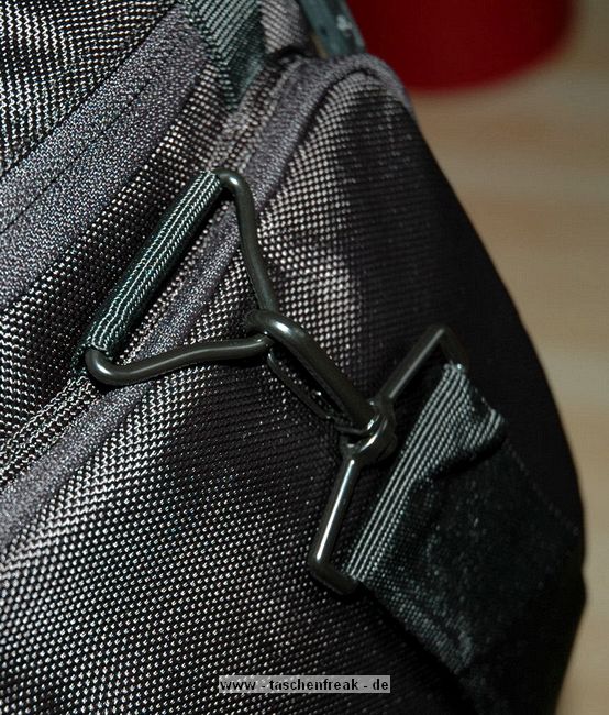 SAMSONITE PREMIUM TREKKING DFV 130\n\nFoto und Tet von einem anonymen User - VIELEN DANK!\n\nKommentar:\n\nHallo Taschenfreak-Team,\n \nich bin Hobbyfotograf und habe nach langer Suche endlich "meine Fototasche" gefunden. Da ich eure außergewöhnliche Site wirklich toll finde, möchte ich mich mit diesem Taschenmodell (Samsonite Trecking Premium DFV 130) -das wohl über HAMA vertrieben wird- beteiligen.\n \nMein Problem war, ich benötige viele Einzelfächer im Inneren, da ich 10 Festbrennweiten und Cam und Equipment unterbringen wollte. Möglichst kompakt - versteht sich. Und ohne daß die Teile "kontakt" im Innenraum bekommen können.\nWer also auch mit vielen Festbrennweiten ausgestattet ist -wie ich- der hat hier wohl ein absolut überzeugendes "Täschchen".\n \nDie Samsonite Trecking Premium DFV 130 ist gut gepolstert nach allen Seiten, wasserabweisend und macht einen äußerst robusten Eindruck. Der besondere Gag ist das mitgelieferte Rucksack-Tragegeschirr. Auch mit breiter Polsterauflage.\nIch bringe unter (gut zugänglich) : Nikon D300+MB-D10-Batteriegriff, AF-D 24/2.8, AF-D 28/2.8, AF-D 35/2.0, AF-D 50/1.4, AF-D 60/2.8Micro, AF-D 85/1.8, AF-D 105/2.8Micro, AF-180/2.8, Tokina AF 17/3.5 AT-X/Pro, Sigma AF 14/2.8HSM, Blitz SB-600, Filter's + Speicherkarten und Kleinzubehör. Das ist einmalig !!! Nach langer, vergeblicher Suche endlich alles in einer Tasche ! Das ist nur möglich weil dieser Hersteller ein doppelstöckiges unterbringen der Objektive übereinander ermöglicht, wohlgemerkt mit klappbaren Polstern dazwischen. Alle Einteilungen sind herausnehmbar, die Einteilung individuell konfigurierbar mit 12 Innenteilern (!).\n \nVom Körper weg aufklappbar macht Sinn. Leider sind die Aussentaschen etwas klein (zu flach) geraten.\n \nUnter der Cam ist gut geschützt das Blitzgerät untergebracht. Das Batteriefach MB-D 10 ist an der Cam angesetzt. Immer zwei Objektive befinden sich übereinander und dennoch gut zugänglich in einem Fach.\n \nDie Zwischenteiler sind stabil und gut gepolstert. Die Reißverschlüsse sind kratzergeschützt abgedeckt, vor allem nach innen.\n \nFragwürdig ist für mich die Stativbefestigung an der Oberseite außen (Schwerpunkt ?)\n \nStabile Metallbeschläge und breite Gurte erwecken mein Vertrauen. Herausnehmbare Regenschutzabdeckung ist ja inzwischen überall Standard, so auch hier.\n \nWenn auch andere Foto-User ähnliche Anforderungen an eine Fototasche haben, könnte mein kleiner Beitrag hilfreich sein. Ich selbst hatte schon erfolglos auf Eurer Site durchgeforstet, aber nichts vergleichbares gefunden. Über eine Veröffentlichung würde ich mich deshalb freuen.\n \nBitte meinen Namen NICHT nennen !!!\n \nHerzlichen Dank !