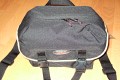 SARFROTTO L100\n\nFoto von Jrg Langer\n\nKommentar/Details zur L100 von Sarfrotto:\n\nSehr hochwertige Profi-Fototasche\nvon Sarfrotto L 100 - All Weather kompatibel\n\nSuper Qualitt zum gnstigen Preis!\n- Sicherheit fr Ihre Kamera, beste Polsterung!\n- Schutz vor Regen, Staub, Schnee!\n- Schneller Zugriff zur Kamera durch einen Rei\nverschluss in der Mitte\n- Lasche zum Durchfhren eines Grtels\n- Sehr Gut gepolsterter Gurt\n- Ideal fr den Profieinsatz\n- Innenpolster herausnehmbar\n- Trennfcher knnen mit Klettverschluss ange-\nordnet werden\n\nBeschreibung\nDiese sehr leichten und hochwertigen Fototaschen sind sehr gut vearbeitet und bieten optimalen Schutz fr Ihre Kameraasurstung - und das bei praktischer und einfacher Handhabung.\n\nBesonders gelungen ist der weiche Gurt, er erlaubt bequemes Tragen der Fotoausrstung. Der in der Mitte der Tasche liegende Reiverschluss ist super, fr den schnellen Zugriff zur Kamera.\nDie Tasche bieten Schutz vor Regen, Staub, Schnee, etc.\n\nDie Tasche ist kompatibel mit den Waistbelts anderer Markenhersteller - die Weistbelts (Hftgrtel) lassen sich ganz einfach durch die Lasche am hinteren Ende der Kamera ziehen.\n\nBei Bedarf kann das gepolsterte Innenfach herausgenommen werden. Die Tasche wird dadurch noch leichter und weicher.\n\nDetails der L 100:\n- Praktischer Tragegriff\n- Seitliche Laschen zum anschlieen von Kchern, o..\n- Gerumige Vordertasche fr Ladegerte, Speicher, Film,\nAkkus, etc.\n- 3 Fcher im gepolsterten Innenfach\n- Gurtschlaufe hinten fr Waistbelts\n- Gepolsterter Gurt\n\nFassungsvermgen: Siehe Details in den Bildern\n\nMae\nInnen: ca. 23x15x15cm\nAuen: ca. 30x16x18cm