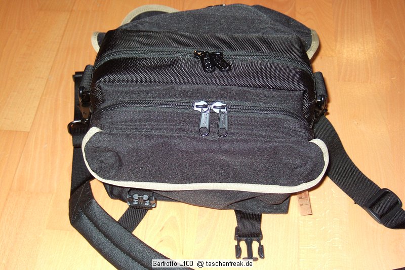 SARFROTTO L100\n\nFoto von Jrg Langer\n\nKommentar/Details zur L100 von Sarfrotto:\n\nSehr hochwertige Profi-Fototasche\nvon Sarfrotto L 100 - All Weather kompatibel\n\nSuper Qualitt zum gnstigen Preis!\n- Sicherheit fr Ihre Kamera, beste Polsterung!\n- Schutz vor Regen, Staub, Schnee!\n- Schneller Zugriff zur Kamera durch einen Rei\nverschluss in der Mitte\n- Lasche zum Durchfhren eines Grtels\n- Sehr Gut gepolsterter Gurt\n- Ideal fr den Profieinsatz\n- Innenpolster herausnehmbar\n- Trennfcher knnen mit Klettverschluss ange-\nordnet werden\n\nBeschreibung\nDiese sehr leichten und hochwertigen Fototaschen sind sehr gut vearbeitet und bieten optimalen Schutz fr Ihre Kameraasurstung - und das bei praktischer und einfacher Handhabung.\n\nBesonders gelungen ist der weiche Gurt, er erlaubt bequemes Tragen der Fotoausrstung. Der in der Mitte der Tasche liegende Reiverschluss ist super, fr den schnellen Zugriff zur Kamera.\nDie Tasche bieten Schutz vor Regen, Staub, Schnee, etc.\n\nDie Tasche ist kompatibel mit den Waistbelts anderer Markenhersteller - die Weistbelts (Hftgrtel) lassen sich ganz einfach durch die Lasche am hinteren Ende der Kamera ziehen.\n\nBei Bedarf kann das gepolsterte Innenfach herausgenommen werden. Die Tasche wird dadurch noch leichter und weicher.\n\nDetails der L 100:\n- Praktischer Tragegriff\n- Seitliche Laschen zum anschlieen von Kchern, o..\n- Gerumige Vordertasche fr Ladegerte, Speicher, Film,\nAkkus, etc.\n- 3 Fcher im gepolsterten Innenfach\n- Gurtschlaufe hinten fr Waistbelts\n- Gepolsterter Gurt\n\nFassungsvermgen: Siehe Details in den Bildern\n\nMae\nInnen: ca. 23x15x15cm\nAuen: ca. 30x16x18cm