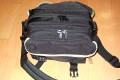 SARFROTTO L100\n\nFoto von Jrg Langer\n\nKommentar/Details zur L100 von Sarfrotto:\n\nSehr hochwertige Profi-Fototasche\nvon Sarfrotto L 100 - All Weather kompatibel\n\nSuper Qualitt zum gnstigen Preis!\n- Sicherheit fr Ihre Kamera, beste Polsterung!\n- Schutz vor Regen, Staub, Schnee!\n- Schneller Zugriff zur Kamera durch einen Rei\nverschluss in der Mitte\n- Lasche zum Durchfhren eines Grtels\n- Sehr Gut gepolsterter Gurt\n- Ideal fr den Profieinsatz\n- Innenpolster herausnehmbar\n- Trennfcher knnen mit Klettverschluss ange-\nordnet werden\n\nBeschreibung\nDiese sehr leichten und hochwertigen Fototaschen sind sehr gut vearbeitet und bieten optimalen Schutz fr Ihre Kameraasurstung - und das bei praktischer und einfacher Handhabung.\n\nBesonders gelungen ist der weiche Gurt, er erlaubt bequemes Tragen der Fotoausrstung. Der in der Mitte der Tasche liegende Reiverschluss ist super, fr den schnellen Zugriff zur Kamera.\nDie Tasche bieten Schutz vor Regen, Staub, Schnee, etc.\n\nDie Tasche ist kompatibel mit den Waistbelts anderer Markenhersteller - die Weistbelts (Hftgrtel) lassen sich ganz einfach durch die Lasche am hinteren Ende der Kamera ziehen.\n\nBei Bedarf kann das gepolsterte Innenfach herausgenommen werden. Die Tasche wird dadurch noch leichter und weicher.\n\nDetails der L 100:\n- Praktischer Tragegriff\n- Seitliche Laschen zum anschlieen von Kchern, o..\n- Gerumige Vordertasche fr Ladegerte, Speicher, Film,\nAkkus, etc.\n- 3 Fcher im gepolsterten Innenfach\n- Gurtschlaufe hinten fr Waistbelts\n- Gepolsterter Gurt\n\nFassungsvermgen: Siehe Details in den Bildern\n\nMae\nInnen: ca. 23x15x15cm\nAuen: ca. 30x16x18cm
