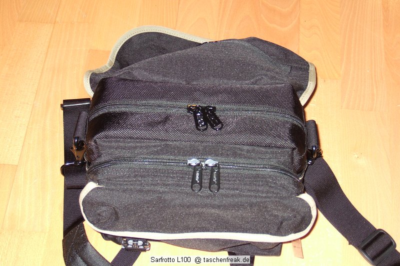 SARFROTTO L100\n\nFoto von Jrg Langer\n\nKommentar/Details zur L100 von Sarfrotto:\n\nSehr hochwertige Profi-Fototasche\nvon Sarfrotto L 100 - All Weather kompatibel\n\nSuper Qualitt zum gnstigen Preis!\n- Sicherheit fr Ihre Kamera, beste Polsterung!\n- Schutz vor Regen, Staub, Schnee!\n- Schneller Zugriff zur Kamera durch einen Rei\nverschluss in der Mitte\n- Lasche zum Durchfhren eines Grtels\n- Sehr Gut gepolsterter Gurt\n- Ideal fr den Profieinsatz\n- Innenpolster herausnehmbar\n- Trennfcher knnen mit Klettverschluss ange-\nordnet werden\n\nBeschreibung\nDiese sehr leichten und hochwertigen Fototaschen sind sehr gut vearbeitet und bieten optimalen Schutz fr Ihre Kameraasurstung - und das bei praktischer und einfacher Handhabung.\n\nBesonders gelungen ist der weiche Gurt, er erlaubt bequemes Tragen der Fotoausrstung. Der in der Mitte der Tasche liegende Reiverschluss ist super, fr den schnellen Zugriff zur Kamera.\nDie Tasche bieten Schutz vor Regen, Staub, Schnee, etc.\n\nDie Tasche ist kompatibel mit den Waistbelts anderer Markenhersteller - die Weistbelts (Hftgrtel) lassen sich ganz einfach durch die Lasche am hinteren Ende der Kamera ziehen.\n\nBei Bedarf kann das gepolsterte Innenfach herausgenommen werden. Die Tasche wird dadurch noch leichter und weicher.\n\nDetails der L 100:\n- Praktischer Tragegriff\n- Seitliche Laschen zum anschlieen von Kchern, o..\n- Gerumige Vordertasche fr Ladegerte, Speicher, Film,\nAkkus, etc.\n- 3 Fcher im gepolsterten Innenfach\n- Gurtschlaufe hinten fr Waistbelts\n- Gepolsterter Gurt\n\nFassungsvermgen: Siehe Details in den Bildern\n\nMae\nInnen: ca. 23x15x15cm\nAuen: ca. 30x16x18cm