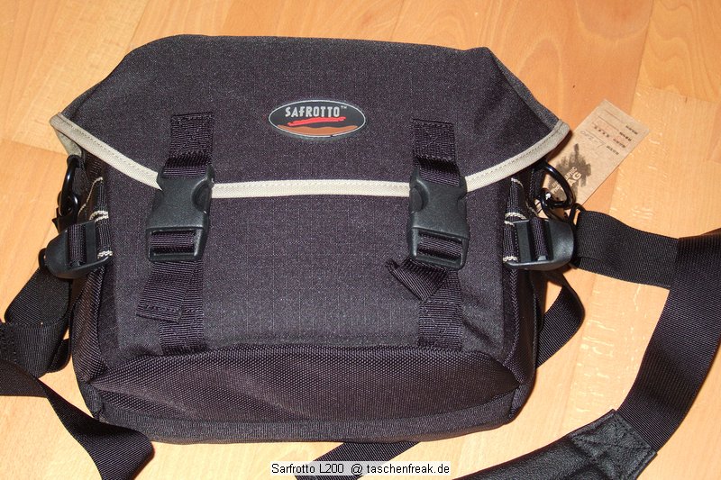 Sarfrotto L200\n\nFoto von Jrg Langer\n\nKommentar/Details:\n\nSehr hochwertige Profi-Fototasche\nvon Sarfrotto L 200 - All Weather kompatibel\n\nSuper Qualitt zum gnstigen Preis!\n- Sicherheit fr Ihre Kamera, beste Polsterung!\n- Komplett variables, gepolstertes Innenfach\n- Schutz vor Regen, Staub, Schnee!\n- Regenhaube zum berstlpen!\n- Schneller Zugriff zur Kamera durch einen Rei\nverschluss in der Mitte\n- Lasche zum Durchfhren eines Waistbelts\n- Sehr Gut gepolsterter Gurt\n- Ideal fr den Profieinsatz\n- Innenpolster herausnehmbar\n- Trennfcher knnen mit Klettverschluss ange-\nordnet werden\n\nBeschreibung\nDiese sehr leichten und hochwertigen Fototaschen sind sehr gut vearbeitet und bieten optimalen Schutz fr Ihre Kameraasurstung - und das bei praktischer und einfacher Handhabung.\n\nBesonders gelungen ist der weiche Gurt, er erlaubt bequemes Tragen der Fotoausrstung. Der in der Mitte der Tasche liegende Reiverschluss ist super, fr den schnellen Zugriff zur Kamera.\nDie Tasche bieten Schutz vor Regen, Staub, Schnee, etc.\n\nDie Tasche ist kompatibel mit den Waistbelts anderer Markenhersteller - die Weistbelts (Hftgrtel) lassen sich ganz einfach durch die Lasche am hinteren Ende der Kamera ziehen.\n\nBei Bedarf kann das gepolsterte Innenfach herausgenommen werden. Die Tasche wird dadurch noch leichter und weicher.\n\nRegencover\n\nDetails der L 200:\n- Praktischer Tragegriff\n- Seitliche Laschen zum anschlieen von Kchern, o..\n- Gerumige Vordertasche fr Ladegerte, Speicher, Film,\nAkkus, etc. - eingeteilt in versch. Fcher.\n- Herausnehmbare Regenhaube fr noch mehr Schutz\n- variable Fcher im gepolsterten Innenfach\n- Innenliegendes Geheimfach hinter der Polsterung\n- Gurtschlaufe hinten fr Waistbelts\n- Bequemer, gepolsterter Gurt\n\nFassungsvermgen:\nSiehe Detailbilder\n\nMae\nInnen: ca. 23x17x20cm\nAuen: ca. 30x25x19cm