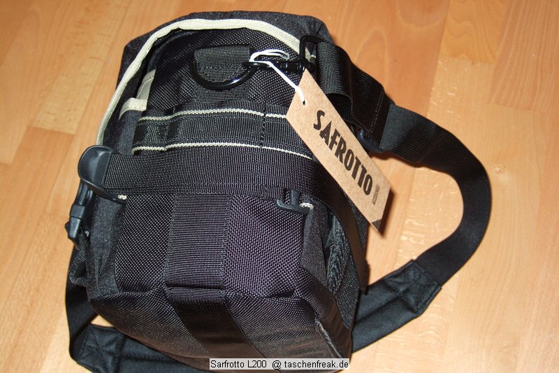 Sarfrotto L200\n\nFoto von Jörg Langer\n\nKommentar/Details:\n\nSehr hochwertige Profi-Fototasche\nvon Sarfrotto L 200 - All Weather kompatibel\n\nSuper Qualität zum günstigen Preis!\n- Sicherheit für Ihre Kamera, beste Polsterung!\n- Komplett variables, gepolstertes Innenfach\n- Schutz vor Regen, Staub, Schnee!\n- Regenhaube zum Überstülpen!\n- Schneller Zugriff zur Kamera durch einen Reiß\nverschluss in der Mitte\n- Lasche zum Durchführen eines Waistbelts\n- Sehr Gut gepolsterter Gurt\n- Ideal für den Profieinsatz\n- Innenpolster herausnehmbar\n- Trennfächer können mit Klettverschluss ange-\nordnet werden\n\nBeschreibung\nDiese sehr leichten und hochwertigen Fototaschen sind sehr gut vearbeitet und bieten optimalen Schutz für Ihre Kameraasurüstung - und das bei praktischer und einfacher Handhabung.\n\nBesonders gelungen ist der weiche Gurt, er erlaubt bequemes Tragen der Fotoausrüstung. Der in der Mitte der Tasche liegende Reißverschluss ist super, für den schnellen Zugriff zur Kamera.\nDie Tasche bieten Schutz vor Regen, Staub, Schnee, etc.\n\nDie Tasche ist kompatibel mit den Waistbelts anderer Markenhersteller - die Weistbelts (Hüftgürtel) lassen sich ganz einfach durch die Lasche am hinteren Ende der Kamera ziehen.\n\nBei Bedarf kann das gepolsterte Innenfach herausgenommen werden. Die Tasche wird dadurch noch leichter und weicher.\n\nRegencover\n\nDetails der L 200:\n- Praktischer Tragegriff\n- Seitliche Laschen zum anschließen von Köchern, o.ä.\n- Geräumige Vordertasche für Ladegeräte, Speicher, Film,\nAkkus, etc. - eingeteilt in versch. Fächer.\n- Herausnehmbare Regenhaube für noch mehr Schutz\n- variable Fächer im gepolsterten Innenfach\n- Innenliegendes „Geheimfach“ hinter der Polsterung\n- Gurtschlaufe hinten für Waistbelts\n- Bequemer, gepolsterter Gurt\n\nFassungsvermögen:\nSiehe Detailbilder\n\nMaße\nInnen: ca. 23x17x20cm\nAußen: ca. 30x25x19cm