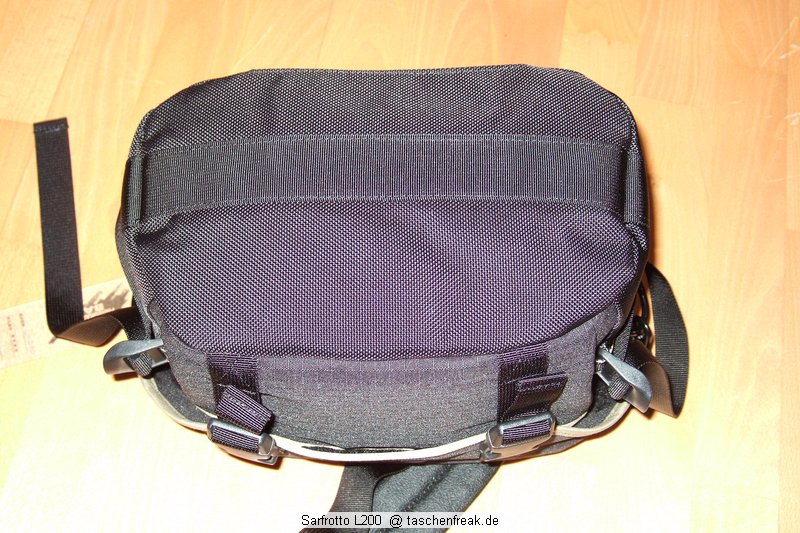 Sarfrotto L200\n\nFoto von Jrg Langer\n\nKommentar/Details:\n\nSehr hochwertige Profi-Fototasche\nvon Sarfrotto L 200 - All Weather kompatibel\n\nSuper Qualitt zum gnstigen Preis!\n- Sicherheit fr Ihre Kamera, beste Polsterung!\n- Komplett variables, gepolstertes Innenfach\n- Schutz vor Regen, Staub, Schnee!\n- Regenhaube zum berstlpen!\n- Schneller Zugriff zur Kamera durch einen Rei\nverschluss in der Mitte\n- Lasche zum Durchfhren eines Waistbelts\n- Sehr Gut gepolsterter Gurt\n- Ideal fr den Profieinsatz\n- Innenpolster herausnehmbar\n- Trennfcher knnen mit Klettverschluss ange-\nordnet werden\n\nBeschreibung\nDiese sehr leichten und hochwertigen Fototaschen sind sehr gut vearbeitet und bieten optimalen Schutz fr Ihre Kameraasurstung - und das bei praktischer und einfacher Handhabung.\n\nBesonders gelungen ist der weiche Gurt, er erlaubt bequemes Tragen der Fotoausrstung. Der in der Mitte der Tasche liegende Reiverschluss ist super, fr den schnellen Zugriff zur Kamera.\nDie Tasche bieten Schutz vor Regen, Staub, Schnee, etc.\n\nDie Tasche ist kompatibel mit den Waistbelts anderer Markenhersteller - die Weistbelts (Hftgrtel) lassen sich ganz einfach durch die Lasche am hinteren Ende der Kamera ziehen.\n\nBei Bedarf kann das gepolsterte Innenfach herausgenommen werden. Die Tasche wird dadurch noch leichter und weicher.\n\nRegencover\n\nDetails der L 200:\n- Praktischer Tragegriff\n- Seitliche Laschen zum anschlieen von Kchern, o..\n- Gerumige Vordertasche fr Ladegerte, Speicher, Film,\nAkkus, etc. - eingeteilt in versch. Fcher.\n- Herausnehmbare Regenhaube fr noch mehr Schutz\n- variable Fcher im gepolsterten Innenfach\n- Innenliegendes Geheimfach hinter der Polsterung\n- Gurtschlaufe hinten fr Waistbelts\n- Bequemer, gepolsterter Gurt\n\nFassungsvermgen:\nSiehe Detailbilder\n\nMae\nInnen: ca. 23x17x20cm\nAuen: ca. 30x25x19cm
