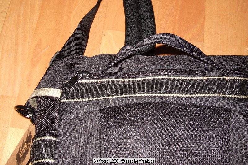 Sarfrotto L200\n\nFoto von Jrg Langer\n\nKommentar/Details:\n\nSehr hochwertige Profi-Fototasche\nvon Sarfrotto L 200 - All Weather kompatibel\n\nSuper Qualitt zum gnstigen Preis!\n- Sicherheit fr Ihre Kamera, beste Polsterung!\n- Komplett variables, gepolstertes Innenfach\n- Schutz vor Regen, Staub, Schnee!\n- Regenhaube zum berstlpen!\n- Schneller Zugriff zur Kamera durch einen Rei\nverschluss in der Mitte\n- Lasche zum Durchfhren eines Waistbelts\n- Sehr Gut gepolsterter Gurt\n- Ideal fr den Profieinsatz\n- Innenpolster herausnehmbar\n- Trennfcher knnen mit Klettverschluss ange-\nordnet werden\n\nBeschreibung\nDiese sehr leichten und hochwertigen Fototaschen sind sehr gut vearbeitet und bieten optimalen Schutz fr Ihre Kameraasurstung - und das bei praktischer und einfacher Handhabung.\n\nBesonders gelungen ist der weiche Gurt, er erlaubt bequemes Tragen der Fotoausrstung. Der in der Mitte der Tasche liegende Reiverschluss ist super, fr den schnellen Zugriff zur Kamera.\nDie Tasche bieten Schutz vor Regen, Staub, Schnee, etc.\n\nDie Tasche ist kompatibel mit den Waistbelts anderer Markenhersteller - die Weistbelts (Hftgrtel) lassen sich ganz einfach durch die Lasche am hinteren Ende der Kamera ziehen.\n\nBei Bedarf kann das gepolsterte Innenfach herausgenommen werden. Die Tasche wird dadurch noch leichter und weicher.\n\nRegencover\n\nDetails der L 200:\n- Praktischer Tragegriff\n- Seitliche Laschen zum anschlieen von Kchern, o..\n- Gerumige Vordertasche fr Ladegerte, Speicher, Film,\nAkkus, etc. - eingeteilt in versch. Fcher.\n- Herausnehmbare Regenhaube fr noch mehr Schutz\n- variable Fcher im gepolsterten Innenfach\n- Innenliegendes Geheimfach hinter der Polsterung\n- Gurtschlaufe hinten fr Waistbelts\n- Bequemer, gepolsterter Gurt\n\nFassungsvermgen:\nSiehe Detailbilder\n\nMae\nInnen: ca. 23x17x20cm\nAuen: ca. 30x25x19cm