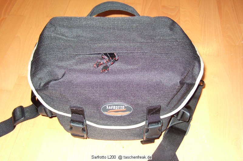 Sarfrotto L200\n\nFoto von Jrg Langer\n\nKommentar/Details:\n\nSehr hochwertige Profi-Fototasche\nvon Sarfrotto L 200 - All Weather kompatibel\n\nSuper Qualitt zum gnstigen Preis!\n- Sicherheit fr Ihre Kamera, beste Polsterung!\n- Komplett variables, gepolstertes Innenfach\n- Schutz vor Regen, Staub, Schnee!\n- Regenhaube zum berstlpen!\n- Schneller Zugriff zur Kamera durch einen Rei\nverschluss in der Mitte\n- Lasche zum Durchfhren eines Waistbelts\n- Sehr Gut gepolsterter Gurt\n- Ideal fr den Profieinsatz\n- Innenpolster herausnehmbar\n- Trennfcher knnen mit Klettverschluss ange-\nordnet werden\n\nBeschreibung\nDiese sehr leichten und hochwertigen Fototaschen sind sehr gut vearbeitet und bieten optimalen Schutz fr Ihre Kameraasurstung - und das bei praktischer und einfacher Handhabung.\n\nBesonders gelungen ist der weiche Gurt, er erlaubt bequemes Tragen der Fotoausrstung. Der in der Mitte der Tasche liegende Reiverschluss ist super, fr den schnellen Zugriff zur Kamera.\nDie Tasche bieten Schutz vor Regen, Staub, Schnee, etc.\n\nDie Tasche ist kompatibel mit den Waistbelts anderer Markenhersteller - die Weistbelts (Hftgrtel) lassen sich ganz einfach durch die Lasche am hinteren Ende der Kamera ziehen.\n\nBei Bedarf kann das gepolsterte Innenfach herausgenommen werden. Die Tasche wird dadurch noch leichter und weicher.\n\nRegencover\n\nDetails der L 200:\n- Praktischer Tragegriff\n- Seitliche Laschen zum anschlieen von Kchern, o..\n- Gerumige Vordertasche fr Ladegerte, Speicher, Film,\nAkkus, etc. - eingeteilt in versch. Fcher.\n- Herausnehmbare Regenhaube fr noch mehr Schutz\n- variable Fcher im gepolsterten Innenfach\n- Innenliegendes Geheimfach hinter der Polsterung\n- Gurtschlaufe hinten fr Waistbelts\n- Bequemer, gepolsterter Gurt\n\nFassungsvermgen:\nSiehe Detailbilder\n\nMae\nInnen: ca. 23x17x20cm\nAuen: ca. 30x25x19cm