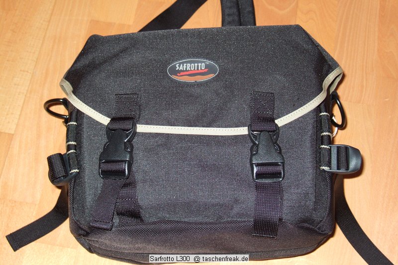 Sarfrotto L300\n\nFoto von Jrg Langer\n\nKommentar/Details:\n\nSehr hochwertige Profi-Fototasche\nvon Sarfrotto L 300 - All Weather kompatibel\n\nSuper Qualitt zum gnstigen Preis!\n- Sicherheit fr Ihre Kamera, beste Polsterung!\n- Komplett variables, gepolstertes Innenfach\n- Schutz vor Regen, Staub, Schnee!\n- Regenhaube zum berstlpen!\n- Schneller Zugriff zur Kamera durch einen Rei-\nverschluss in der Mitte\n- Lasche zum Durchfhren eines Waistbelts\n- Sehr Gut gepolsterter Gurt\n- Ideal fr den Profieinsatz\n- Innenpolster herausnehmbar\n- Trennfcher knnen mit Klettverschluss ange-\nordnet werden\n\nBeschreibung\nDiese sehr leichten und hochwertigen Fototaschen sind sehr gut vearbeitet und bieten optimalen Schutz fr Ihre Kameraasurstung - und das bei praktischer und einfacher Handhabung.\n\nBesonders gelungen ist der weiche Gurt, er erlaubt bequemes Tragen der Fotoausrstung. Der in der Mitte der Tasche liegende Reiverschluss ist super, fr den schnellen Zugriff zur Kamera.\nDie Tasche bieten Schutz vor Regen, Staub, Schnee, etc.\n\nDie Tasche ist kompatibel mit den Waistbelts anderer Markenhersteller - die Weistbelts (Hftgrtel) lassen sich ganz einfach durch die Lasche am hinteren Ende der Kamera ziehen.\n\nBei Bedarf kann das gepolsterte Innenfach herausgenommen werden. Die Tasche wird dadurch noch leichter und weicher.\n\nRegencover\n\nDetails der L 300:\n- Praktischer Tragegriff\n- Seitliche Laschen zum anschlieen von Kchern, o..\nMit Festzurrschlaufe zum fixieren der Kcher!\n- Gerumige Vordertasche fr Ladegerte, Speicher, Film,\nAkkus, etc. - eingeteilt in versch. Fcher.\n- Herausnehmbare Regenhaube fr noch mehr Schutz\n- variable Fcher im gepolsterten Innenfach\n- 2x Innenliegendes Geheimfach hinter der Polsterung\n- Gurtschlaufe hinten fr Waistbelts\n- Bequemer, gepolsterter Gurt\n\nFassungsvermgen:\nSiehe Inhalt der Detailbilder\n\nMae\nInnen: ca. 28x17,5x20cm\nAuen: ca. 35x20x25cm