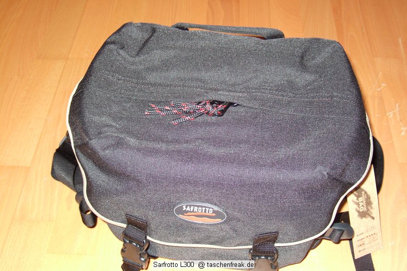 Sarfrotto L300\n\nFoto von Jörg Langer\n\nKommentar/Details:\n\nSehr hochwertige Profi-Fototasche\nvon Sarfrotto L 300 - All Weather kompatibel\n\nSuper Qualität zum günstigen Preis!\n- Sicherheit für Ihre Kamera, beste Polsterung!\n- Komplett variables, gepolstertes Innenfach\n- Schutz vor Regen, Staub, Schnee!\n- Regenhaube zum Überstülpen!\n- Schneller Zugriff zur Kamera durch einen Reiß-\nverschluss in der Mitte\n- Lasche zum Durchführen eines Waistbelts\n- Sehr Gut gepolsterter Gurt\n- Ideal für den Profieinsatz\n- Innenpolster herausnehmbar\n- Trennfächer können mit Klettverschluss ange-\nordnet werden\n\nBeschreibung\nDiese sehr leichten und hochwertigen Fototaschen sind sehr gut vearbeitet und bieten optimalen Schutz für Ihre Kameraasurüstung - und das bei praktischer und einfacher Handhabung.\n\nBesonders gelungen ist der weiche Gurt, er erlaubt bequemes Tragen der Fotoausrüstung. Der in der Mitte der Tasche liegende Reißverschluss ist super, für den schnellen Zugriff zur Kamera.\nDie Tasche bieten Schutz vor Regen, Staub, Schnee, etc.\n\nDie Tasche ist kompatibel mit den Waistbelts anderer Markenhersteller - die Weistbelts (Hüftgürtel) lassen sich ganz einfach durch die Lasche am hinteren Ende der Kamera ziehen.\n\nBei Bedarf kann das gepolsterte Innenfach herausgenommen werden. Die Tasche wird dadurch noch leichter und weicher.\n\nRegencover\n\nDetails der L 300:\n- Praktischer Tragegriff\n- Seitliche Laschen zum anschließen von Köchern, o.ä.\nMit Festzurrschlaufe zum fixieren der Köcher!\n- Geräumige Vordertasche für Ladegeräte, Speicher, Film,\nAkkus, etc. - eingeteilt in versch. Fächer.\n- Herausnehmbare Regenhaube für noch mehr Schutz\n- variable Fächer im gepolsterten Innenfach\n- 2x Innenliegendes „Geheimfach“ hinter der Polsterung\n- Gurtschlaufe hinten für Waistbelts\n- Bequemer, gepolsterter Gurt\n\nFassungsvermögen:\nSiehe Inhalt der Detailbilder\n\nMaße\nInnen: ca. 28x17,5x20cm\nAußen: ca. 35x20x25cm