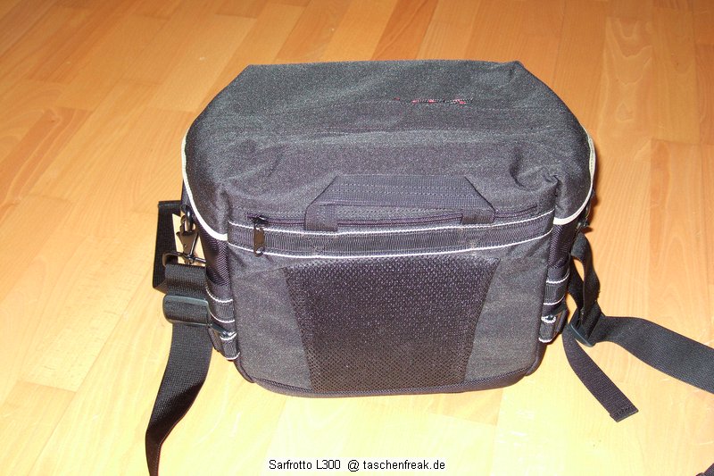 Sarfrotto L300\n\nFoto von Jrg Langer\n\nKommentar/Details:\n\nSehr hochwertige Profi-Fototasche\nvon Sarfrotto L 300 - All Weather kompatibel\n\nSuper Qualitt zum gnstigen Preis!\n- Sicherheit fr Ihre Kamera, beste Polsterung!\n- Komplett variables, gepolstertes Innenfach\n- Schutz vor Regen, Staub, Schnee!\n- Regenhaube zum berstlpen!\n- Schneller Zugriff zur Kamera durch einen Rei-\nverschluss in der Mitte\n- Lasche zum Durchfhren eines Waistbelts\n- Sehr Gut gepolsterter Gurt\n- Ideal fr den Profieinsatz\n- Innenpolster herausnehmbar\n- Trennfcher knnen mit Klettverschluss ange-\nordnet werden\n\nBeschreibung\nDiese sehr leichten und hochwertigen Fototaschen sind sehr gut vearbeitet und bieten optimalen Schutz fr Ihre Kameraasurstung - und das bei praktischer und einfacher Handhabung.\n\nBesonders gelungen ist der weiche Gurt, er erlaubt bequemes Tragen der Fotoausrstung. Der in der Mitte der Tasche liegende Reiverschluss ist super, fr den schnellen Zugriff zur Kamera.\nDie Tasche bieten Schutz vor Regen, Staub, Schnee, etc.\n\nDie Tasche ist kompatibel mit den Waistbelts anderer Markenhersteller - die Weistbelts (Hftgrtel) lassen sich ganz einfach durch die Lasche am hinteren Ende der Kamera ziehen.\n\nBei Bedarf kann das gepolsterte Innenfach herausgenommen werden. Die Tasche wird dadurch noch leichter und weicher.\n\nRegencover\n\nDetails der L 300:\n- Praktischer Tragegriff\n- Seitliche Laschen zum anschlieen von Kchern, o..\nMit Festzurrschlaufe zum fixieren der Kcher!\n- Gerumige Vordertasche fr Ladegerte, Speicher, Film,\nAkkus, etc. - eingeteilt in versch. Fcher.\n- Herausnehmbare Regenhaube fr noch mehr Schutz\n- variable Fcher im gepolsterten Innenfach\n- 2x Innenliegendes Geheimfach hinter der Polsterung\n- Gurtschlaufe hinten fr Waistbelts\n- Bequemer, gepolsterter Gurt\n\nFassungsvermgen:\nSiehe Inhalt der Detailbilder\n\nMae\nInnen: ca. 28x17,5x20cm\nAuen: ca. 35x20x25cm