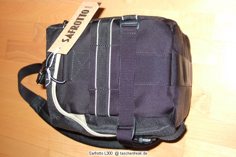 Sarfrotto L300\n\nFoto von Jrg Langer\n\nKommentar/Details:\n\nSehr hochwertige Profi-Fototasche\nvon Sarfrotto L 300 - All Weather kompatibel\n\nSuper Qualitt zum gnstigen Preis!\n- Sicherheit fr Ihre Kamera, beste Polsterung!\n- Komplett variables, gepolstertes Innenfach\n- Schutz vor Regen, Staub, Schnee!\n- Regenhaube zum berstlpen!\n- Schneller Zugriff zur Kamera durch einen Rei-\nverschluss in der Mitte\n- Lasche zum Durchfhren eines Waistbelts\n- Sehr Gut gepolsterter Gurt\n- Ideal fr den Profieinsatz\n- Innenpolster herausnehmbar\n- Trennfcher knnen mit Klettverschluss ange-\nordnet werden\n\nBeschreibung\nDiese sehr leichten und hochwertigen Fototaschen sind sehr gut vearbeitet und bieten optimalen Schutz fr Ihre Kameraasurstung - und das bei praktischer und einfacher Handhabung.\n\nBesonders gelungen ist der weiche Gurt, er erlaubt bequemes Tragen der Fotoausrstung. Der in der Mitte der Tasche liegende Reiverschluss ist super, fr den schnellen Zugriff zur Kamera.\nDie Tasche bieten Schutz vor Regen, Staub, Schnee, etc.\n\nDie Tasche ist kompatibel mit den Waistbelts anderer Markenhersteller - die Weistbelts (Hftgrtel) lassen sich ganz einfach durch die Lasche am hinteren Ende der Kamera ziehen.\n\nBei Bedarf kann das gepolsterte Innenfach herausgenommen werden. Die Tasche wird dadurch noch leichter und weicher.\n\nRegencover\n\nDetails der L 300:\n- Praktischer Tragegriff\n- Seitliche Laschen zum anschlieen von Kchern, o..\nMit Festzurrschlaufe zum fixieren der Kcher!\n- Gerumige Vordertasche fr Ladegerte, Speicher, Film,\nAkkus, etc. - eingeteilt in versch. Fcher.\n- Herausnehmbare Regenhaube fr noch mehr Schutz\n- variable Fcher im gepolsterten Innenfach\n- 2x Innenliegendes Geheimfach hinter der Polsterung\n- Gurtschlaufe hinten fr Waistbelts\n- Bequemer, gepolsterter Gurt\n\nFassungsvermgen:\nSiehe Inhalt der Detailbilder\n\nMae\nInnen: ca. 28x17,5x20cm\nAuen: ca. 35x20x25cm