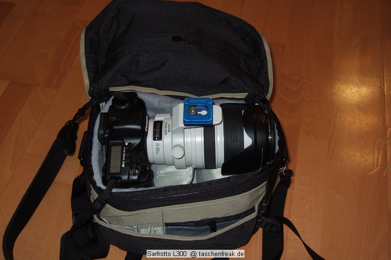 Sarfrotto L300\n\nFoto von Jörg Langer\n\nKommentar/Details:\n\nSehr hochwertige Profi-Fototasche\nvon Sarfrotto L 300 - All Weather kompatibel\n\nSuper Qualität zum günstigen Preis!\n- Sicherheit für Ihre Kamera, beste Polsterung!\n- Komplett variables, gepolstertes Innenfach\n- Schutz vor Regen, Staub, Schnee!\n- Regenhaube zum Überstülpen!\n- Schneller Zugriff zur Kamera durch einen Reiß-\nverschluss in der Mitte\n- Lasche zum Durchführen eines Waistbelts\n- Sehr Gut gepolsterter Gurt\n- Ideal für den Profieinsatz\n- Innenpolster herausnehmbar\n- Trennfächer können mit Klettverschluss ange-\nordnet werden\n\nBeschreibung\nDiese sehr leichten und hochwertigen Fototaschen sind sehr gut vearbeitet und bieten optimalen Schutz für Ihre Kameraasurüstung - und das bei praktischer und einfacher Handhabung.\n\nBesonders gelungen ist der weiche Gurt, er erlaubt bequemes Tragen der Fotoausrüstung. Der in der Mitte der Tasche liegende Reißverschluss ist super, für den schnellen Zugriff zur Kamera.\nDie Tasche bieten Schutz vor Regen, Staub, Schnee, etc.\n\nDie Tasche ist kompatibel mit den Waistbelts anderer Markenhersteller - die Weistbelts (Hüftgürtel) lassen sich ganz einfach durch die Lasche am hinteren Ende der Kamera ziehen.\n\nBei Bedarf kann das gepolsterte Innenfach herausgenommen werden. Die Tasche wird dadurch noch leichter und weicher.\n\nRegencover\n\nDetails der L 300:\n- Praktischer Tragegriff\n- Seitliche Laschen zum anschließen von Köchern, o.ä.\nMit Festzurrschlaufe zum fixieren der Köcher!\n- Geräumige Vordertasche für Ladegeräte, Speicher, Film,\nAkkus, etc. - eingeteilt in versch. Fächer.\n- Herausnehmbare Regenhaube für noch mehr Schutz\n- variable Fächer im gepolsterten Innenfach\n- 2x Innenliegendes „Geheimfach“ hinter der Polsterung\n- Gurtschlaufe hinten für Waistbelts\n- Bequemer, gepolsterter Gurt\n\nFassungsvermögen:\nSiehe Inhalt der Detailbilder\n\nMaße\nInnen: ca. 28x17,5x20cm\nAußen: ca. 35x20x25cm